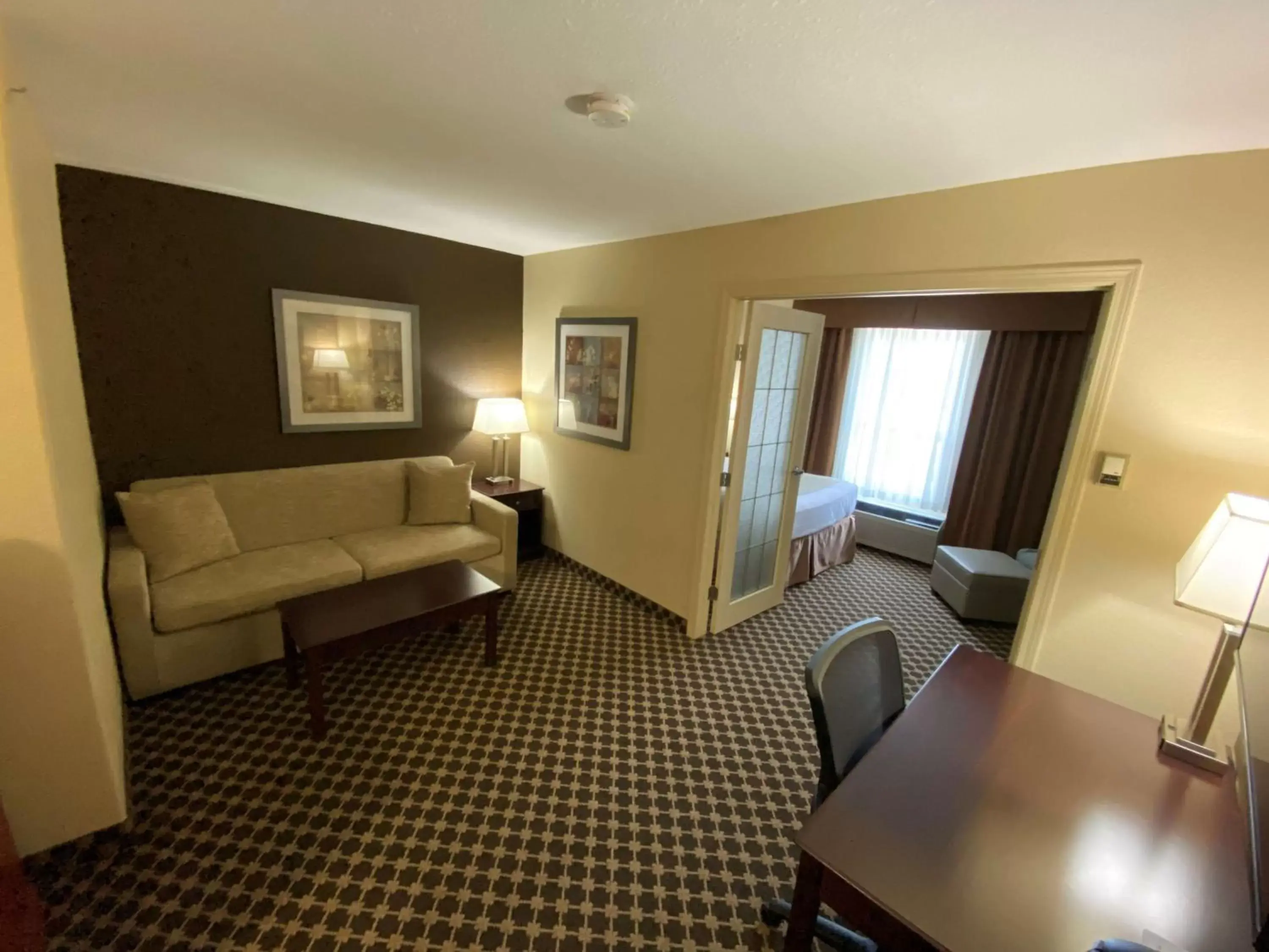 Living room, Seating Area in Best Western Strathmore Inn