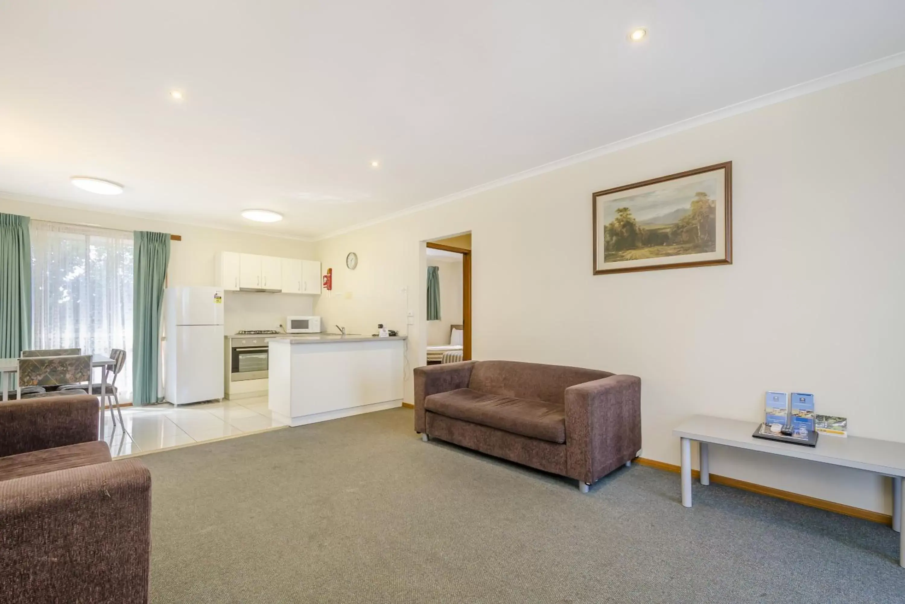 Kitchen or kitchenette, Seating Area in Werribee Motel and Apartments