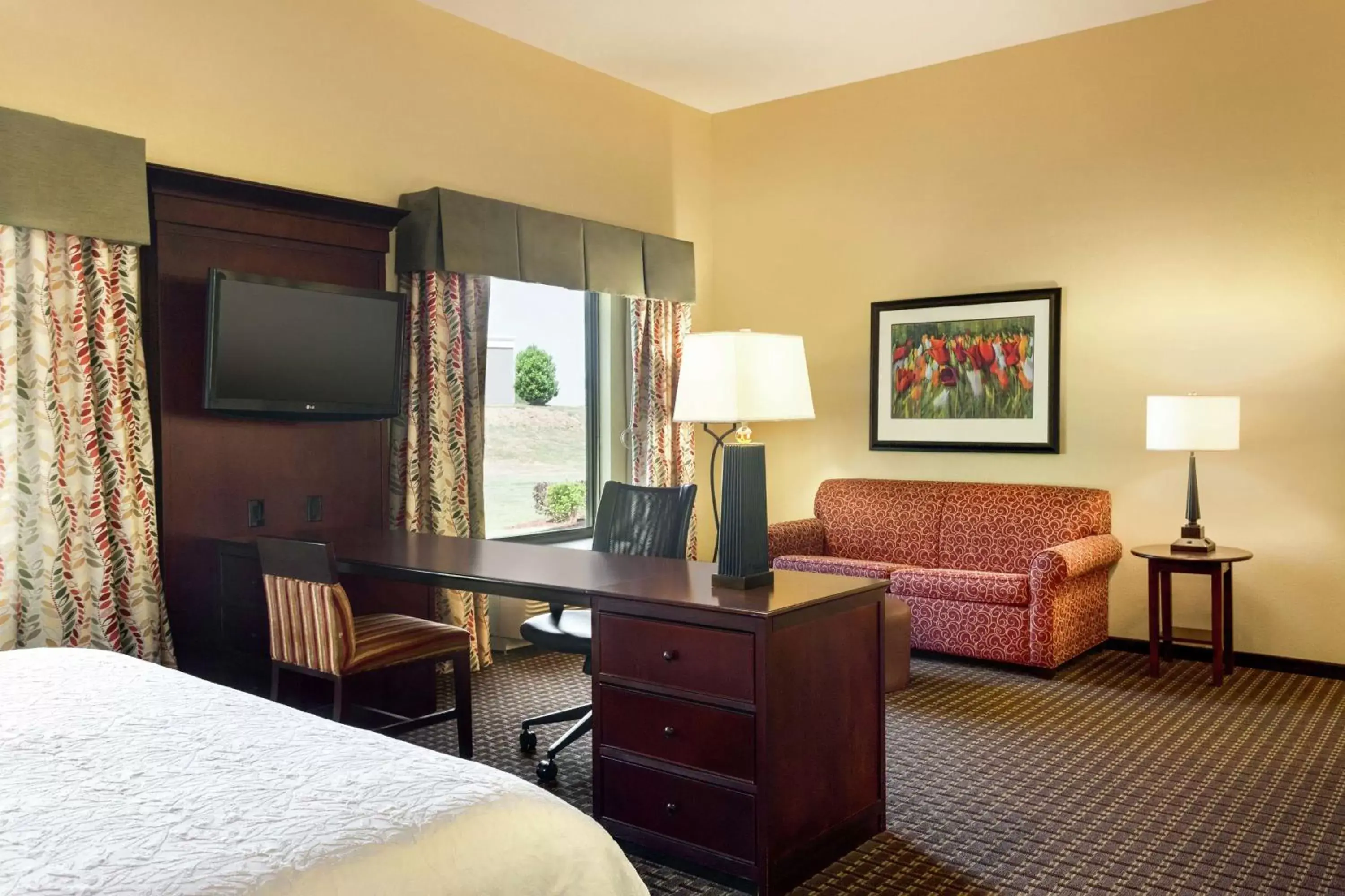 Bedroom, TV/Entertainment Center in Hampton Inn & Suites Prattville