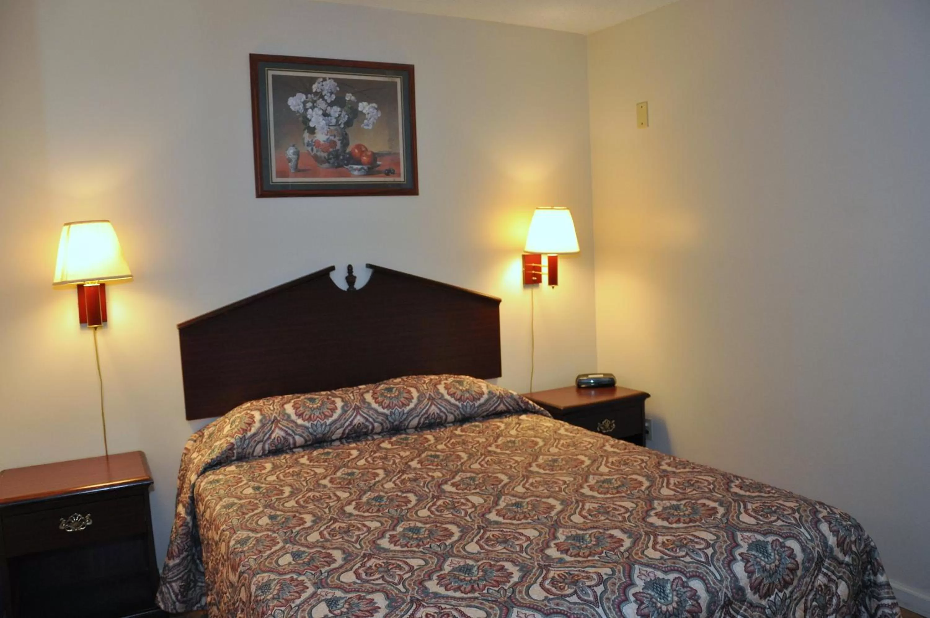 Bed in MERRIMAC INN & SUITES
