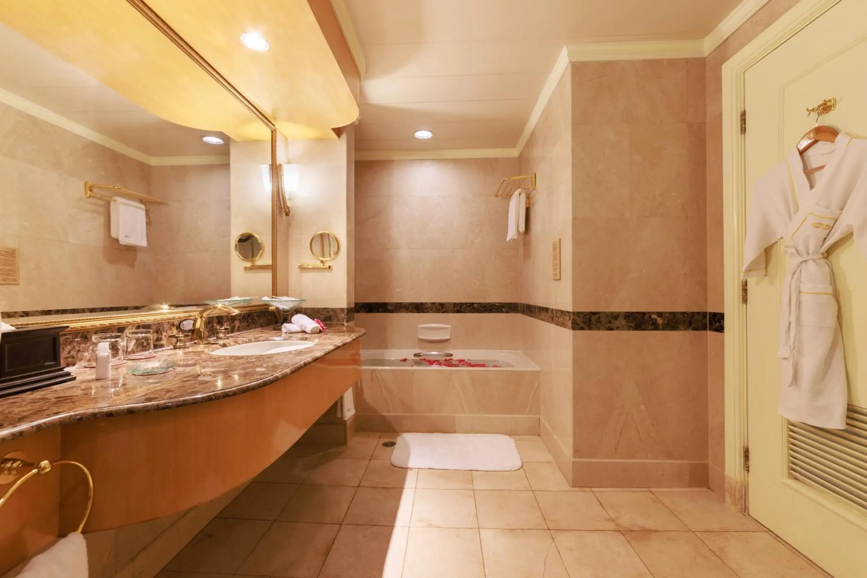 Toilet, Bathroom in Grand Noble Hotel Dongguan
