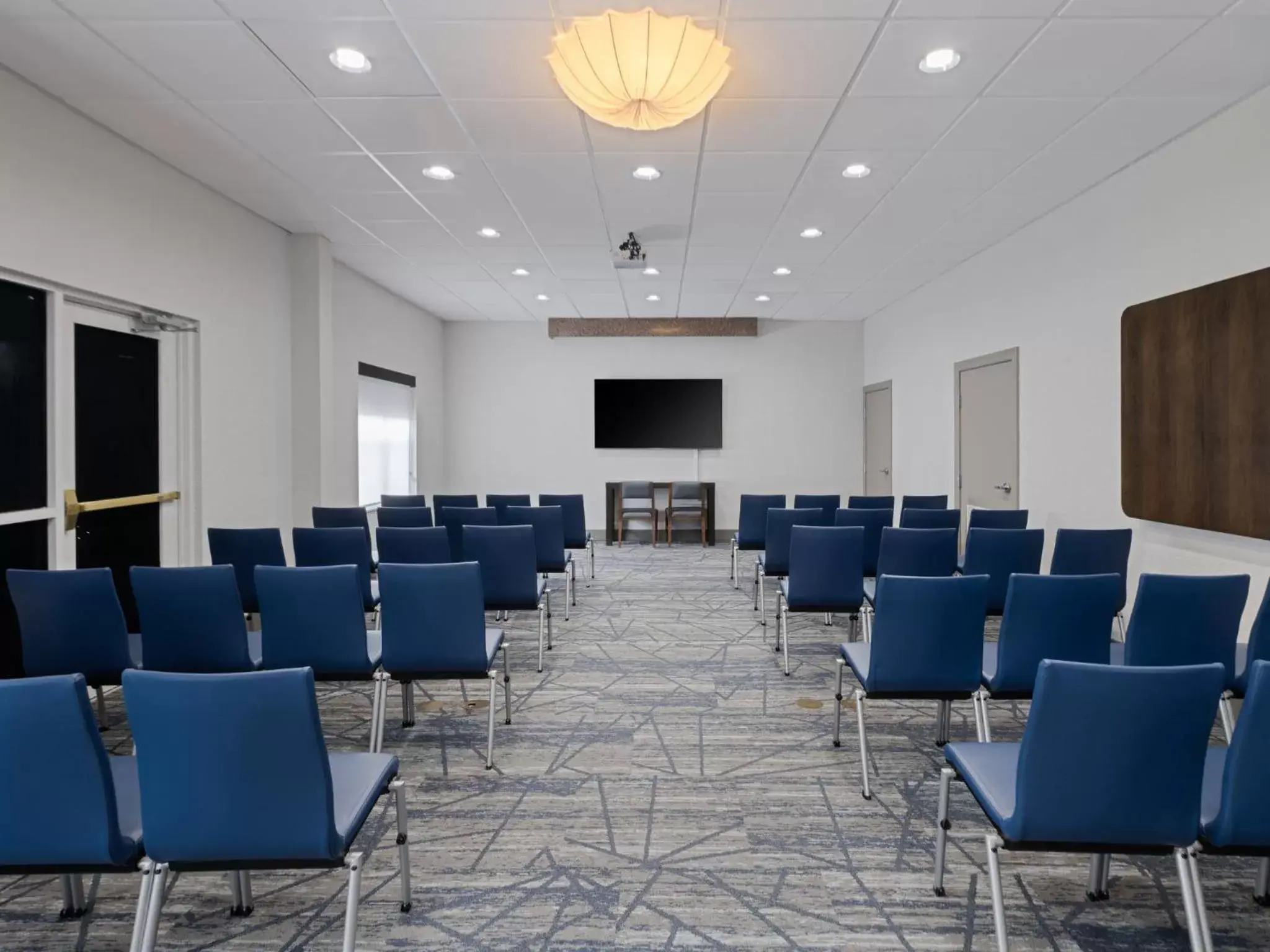 Meeting/conference room in Holiday Inn Express & Suites Lakeland North I-4, an IHG Hotel