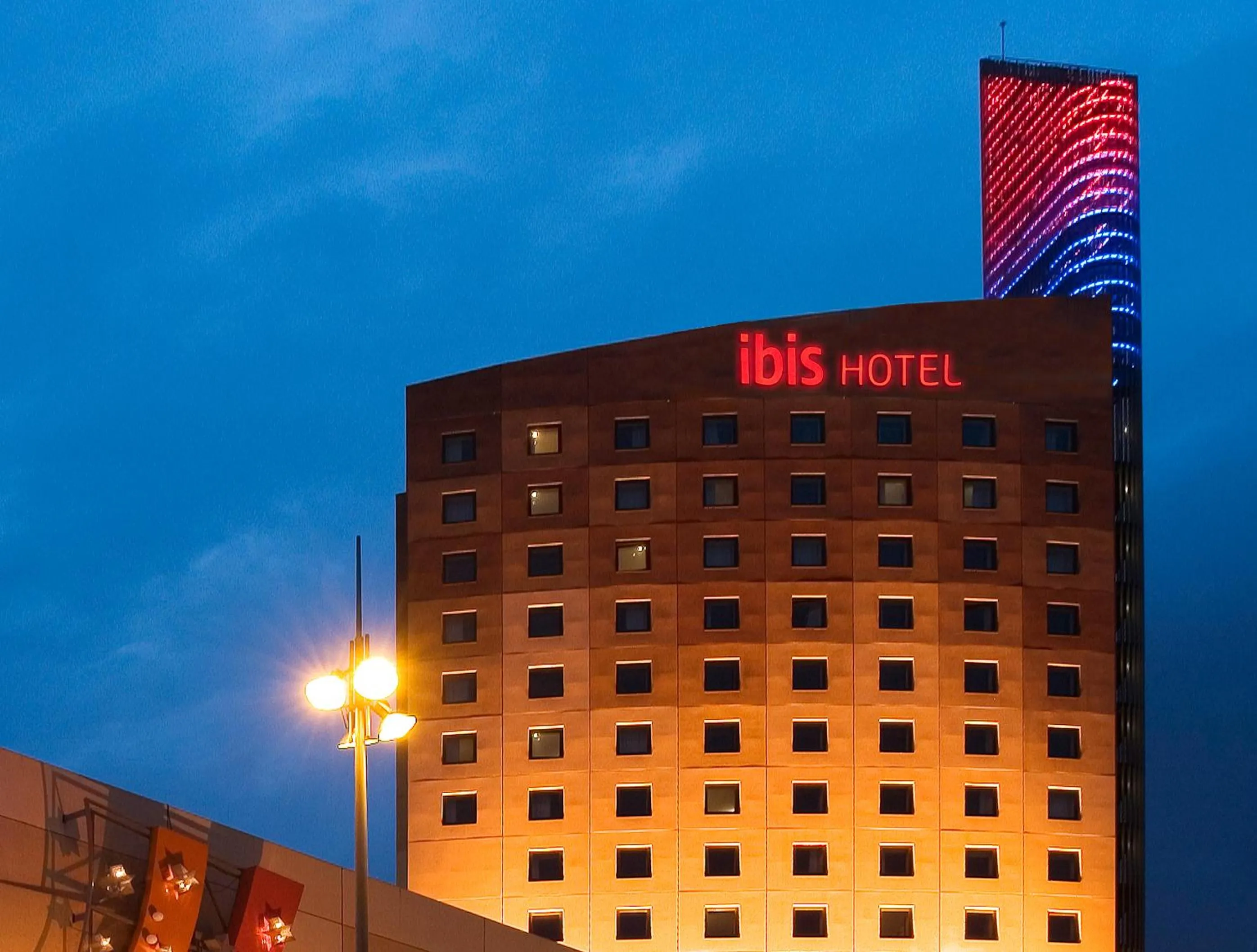 Facade/entrance in Ibis Barcelona Meridiana