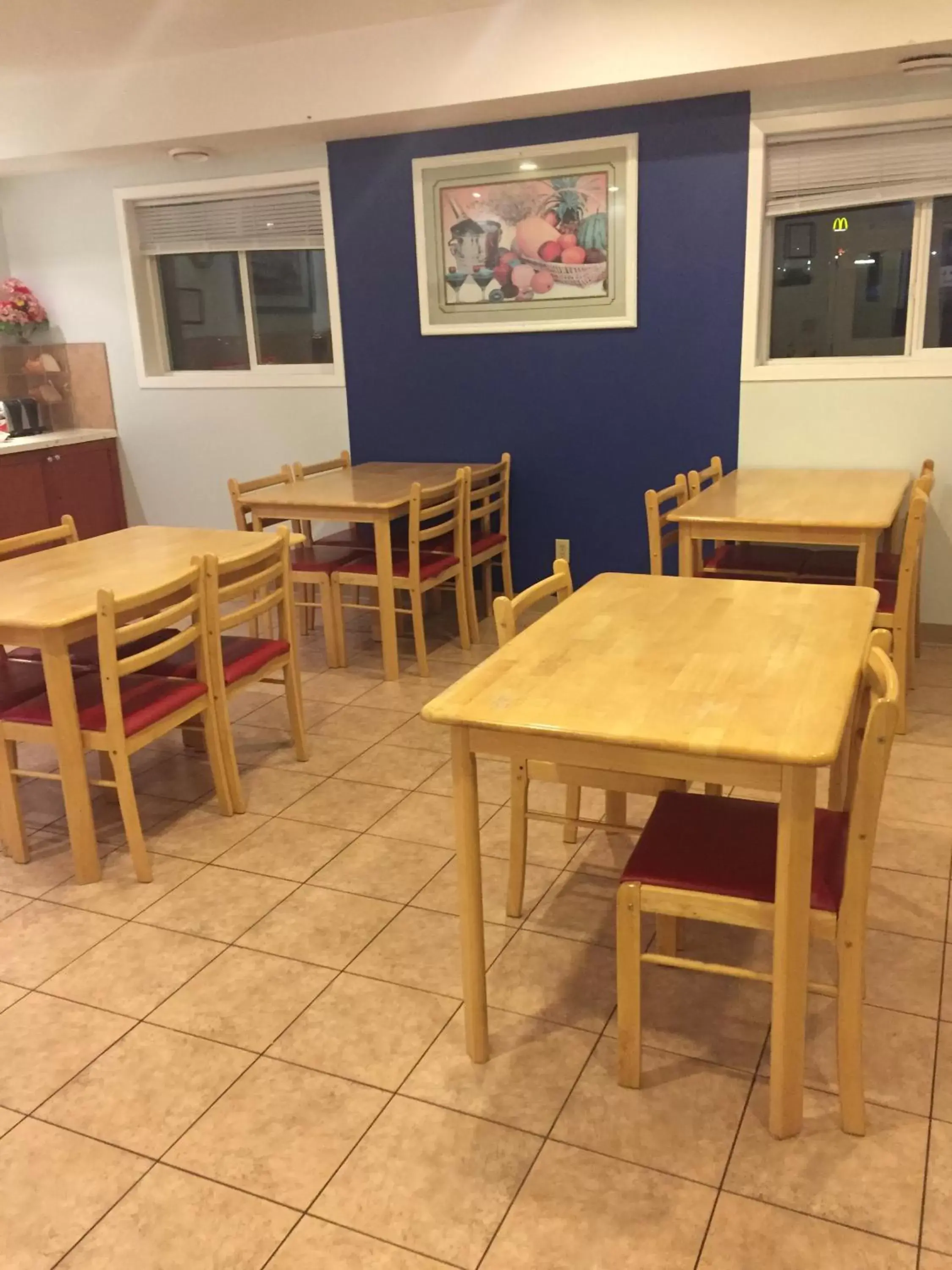 Restaurant/Places to Eat in Travel Inn & Suites