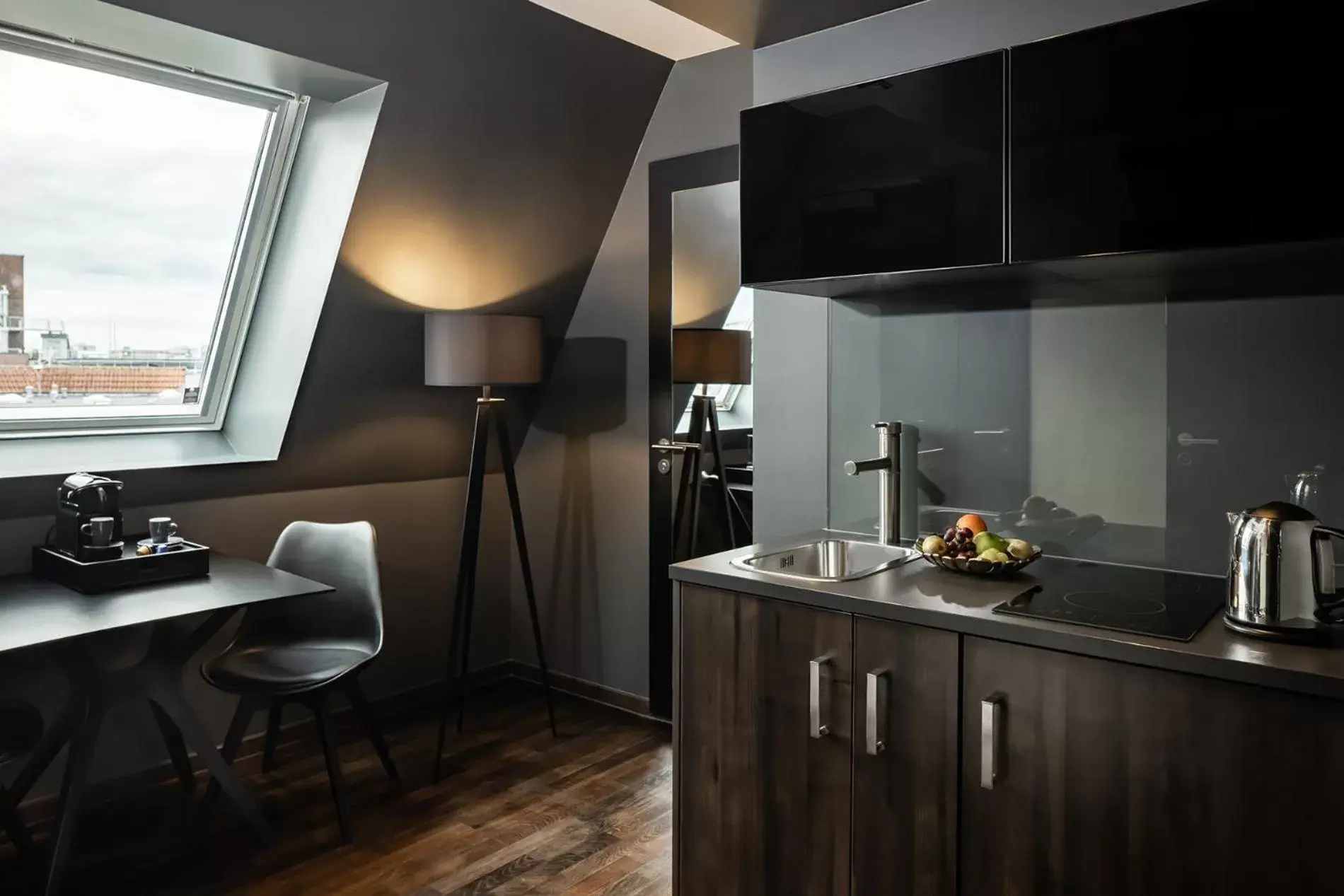 Seating area, Kitchen/Kitchenette in Hotel ZOE by AMANO