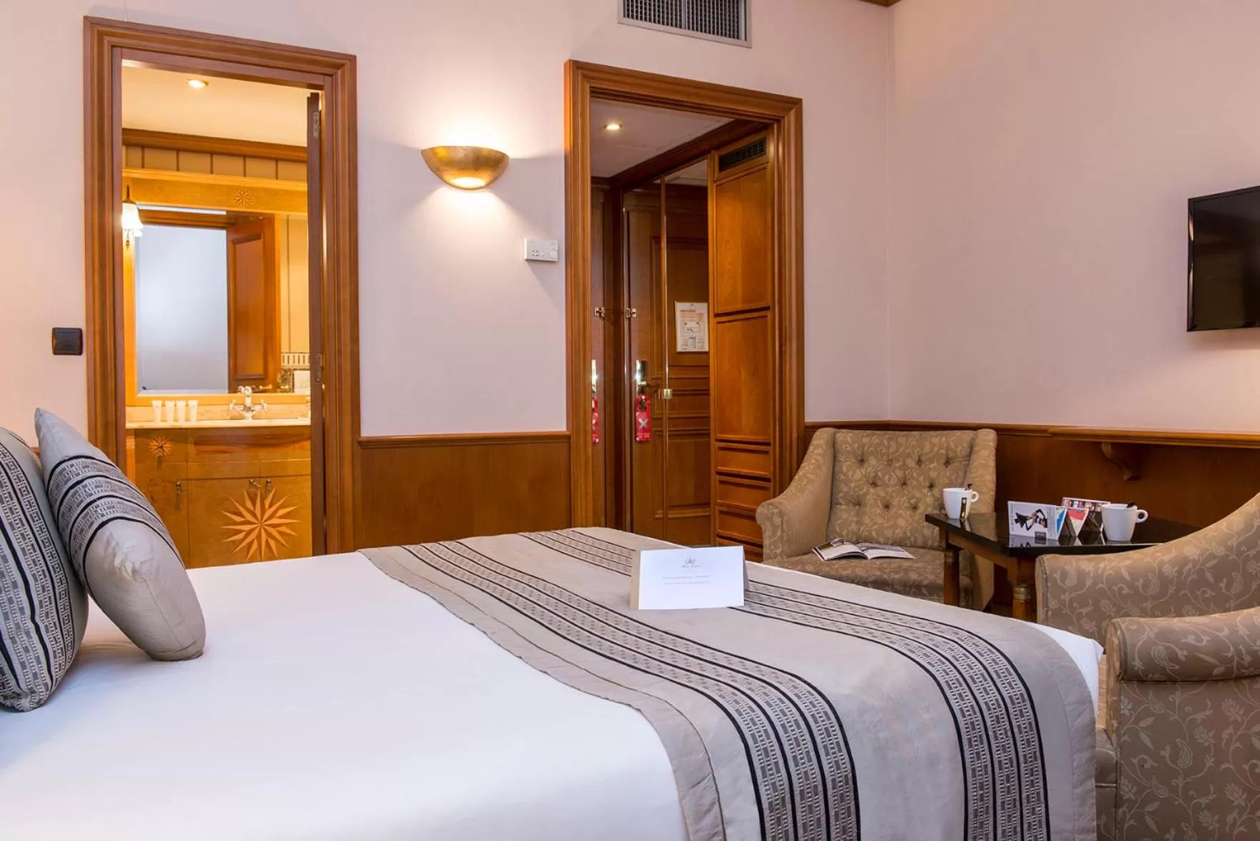 Photo of the whole room, Bed in Hôtel West End Promenade