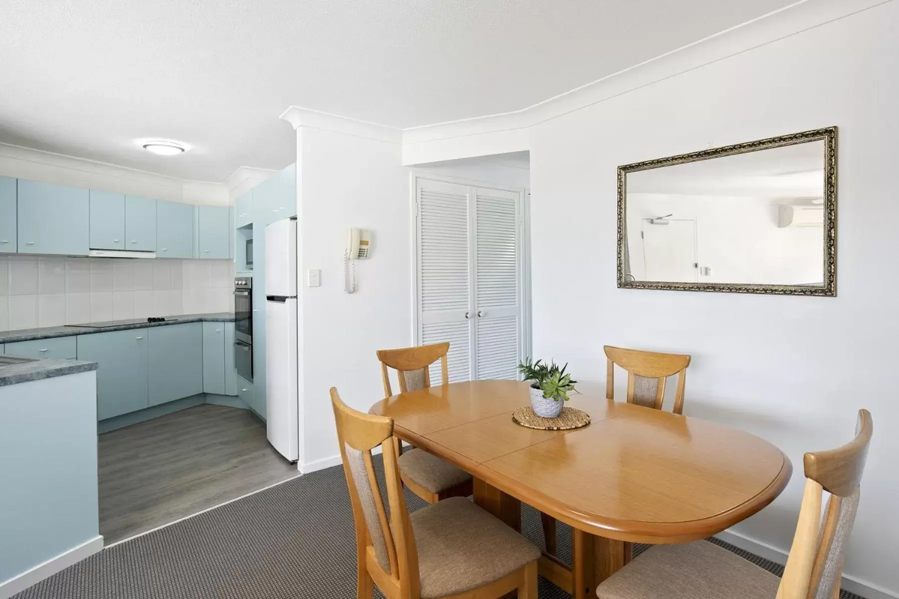 Kitchen or kitchenette, Dining Area in Kirra Palms Holiday Apartments