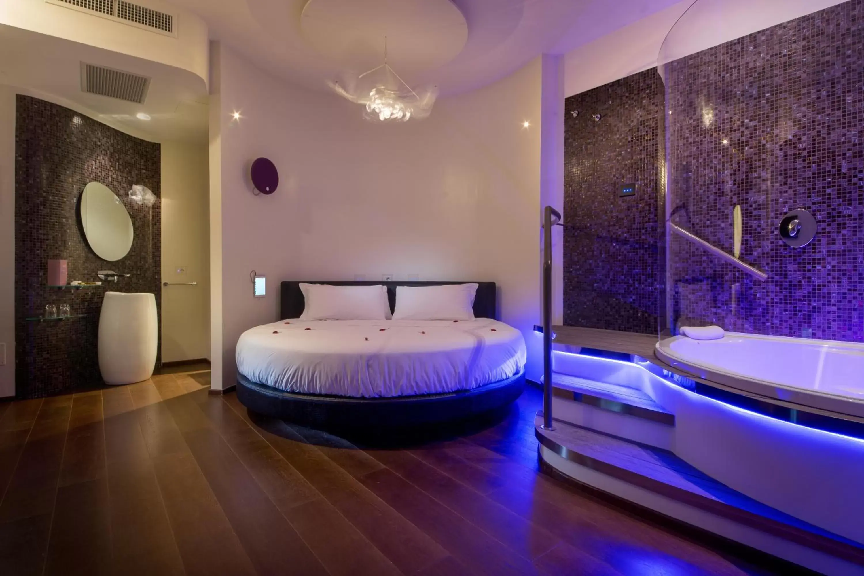 Photo of the whole room, Bed in SuiteSistina for Brave Lovers