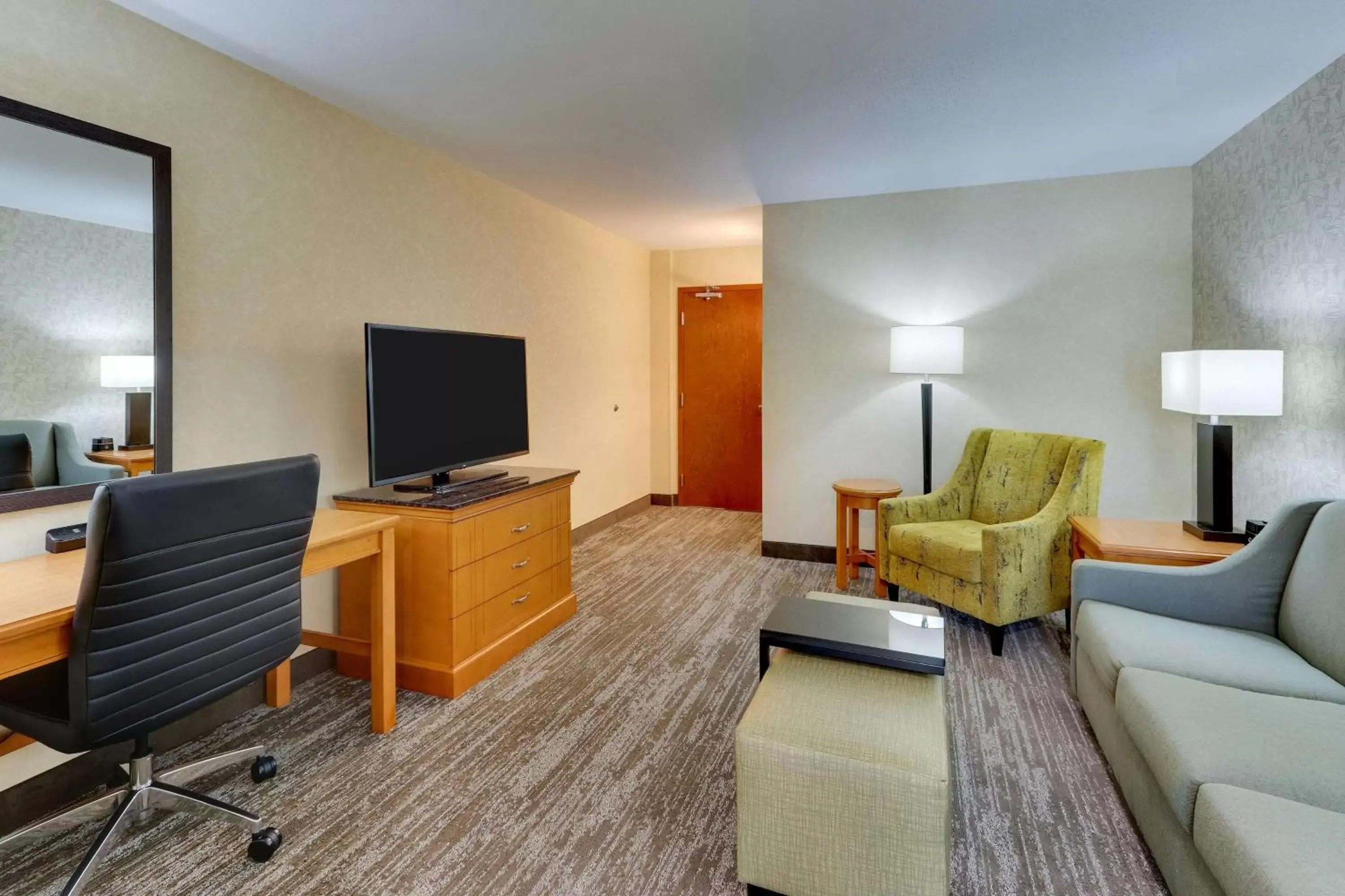 Photo of the whole room, TV/Entertainment Center in Drury Inn & Suites Orlando near Universal Orlando Resort