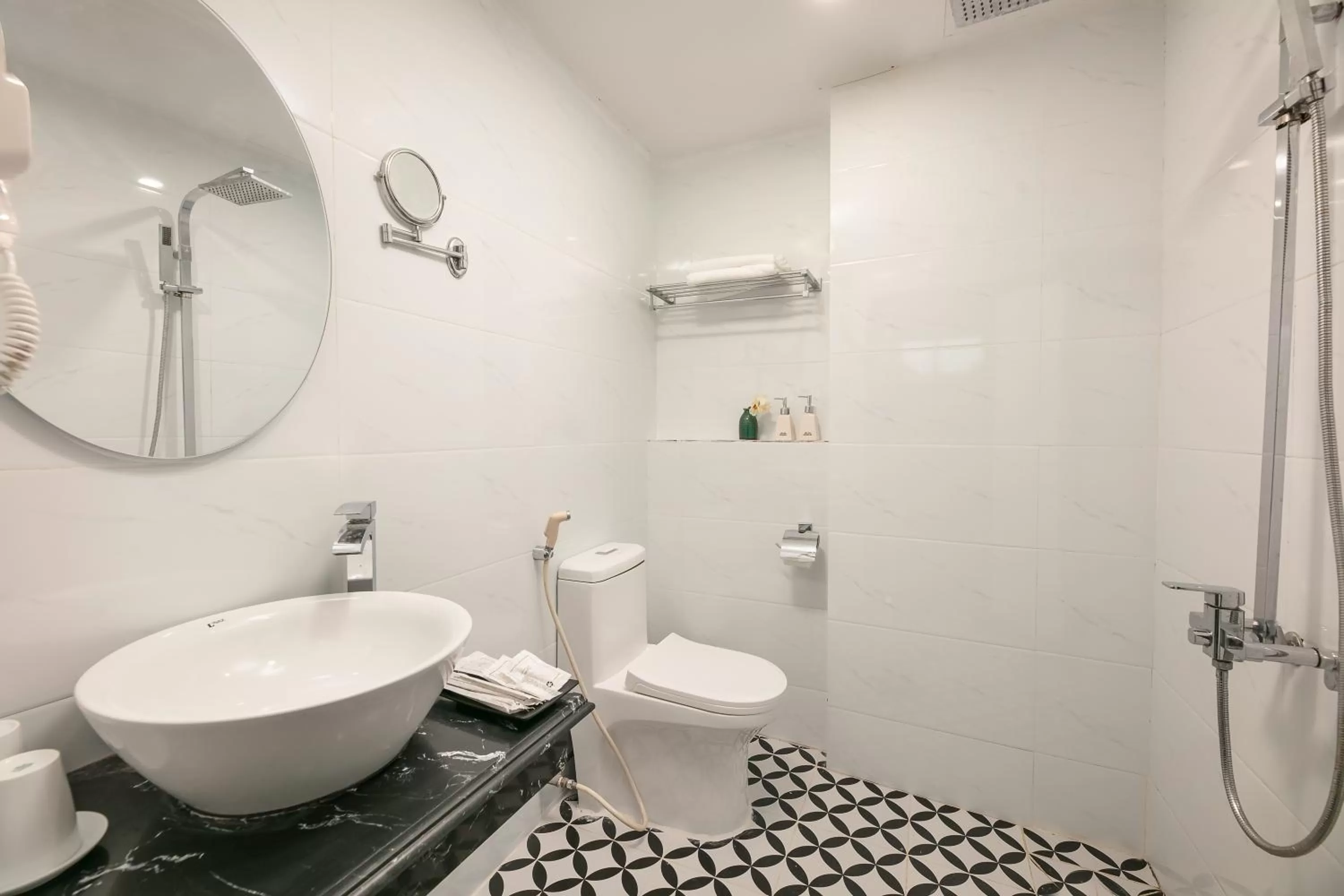 Shower in Silk Castle Hotel & Spa - Hanoi Old quarter