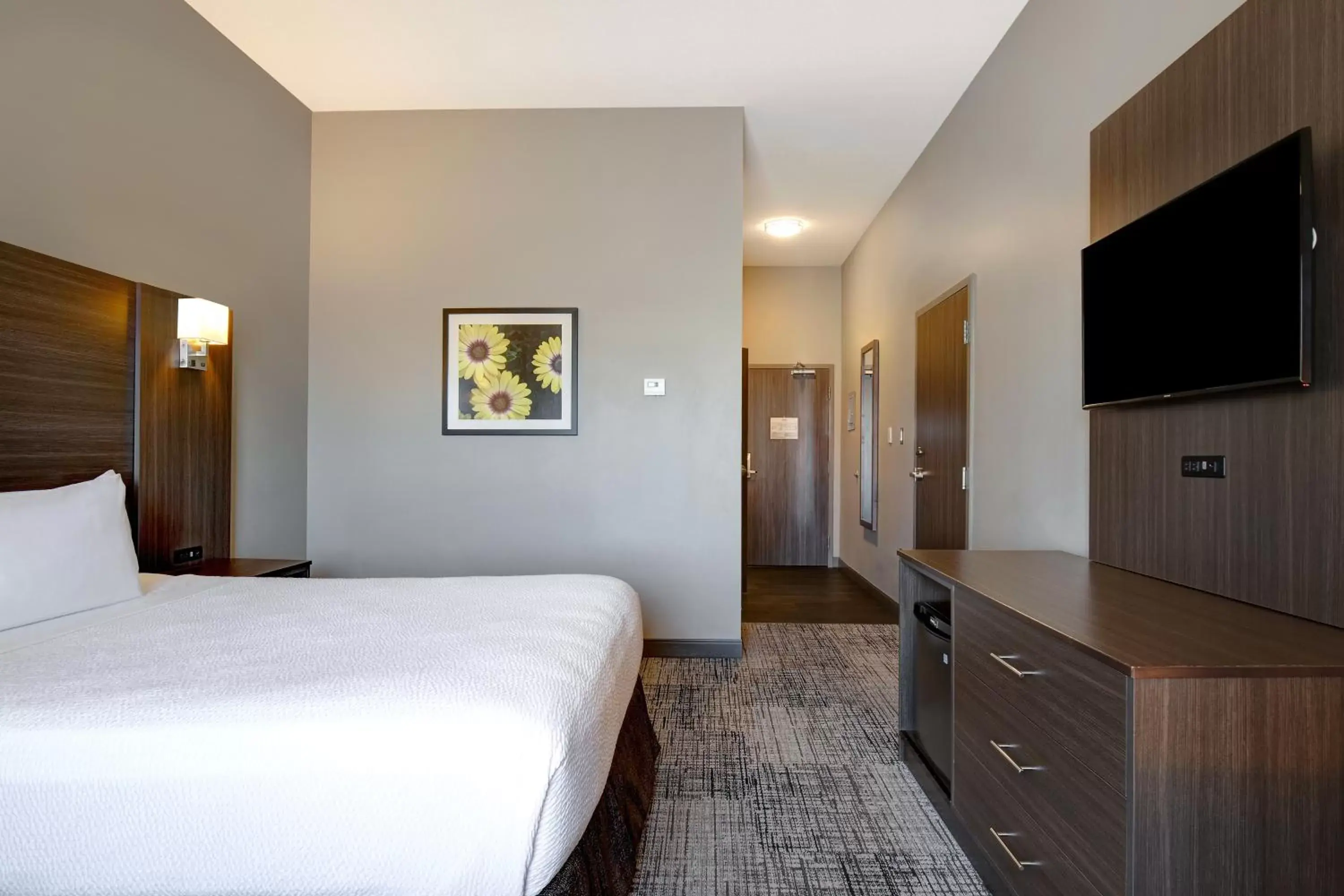 Photo of the whole room, Bed in Days Inn & Suites by Wyndham Warman Legends Centre