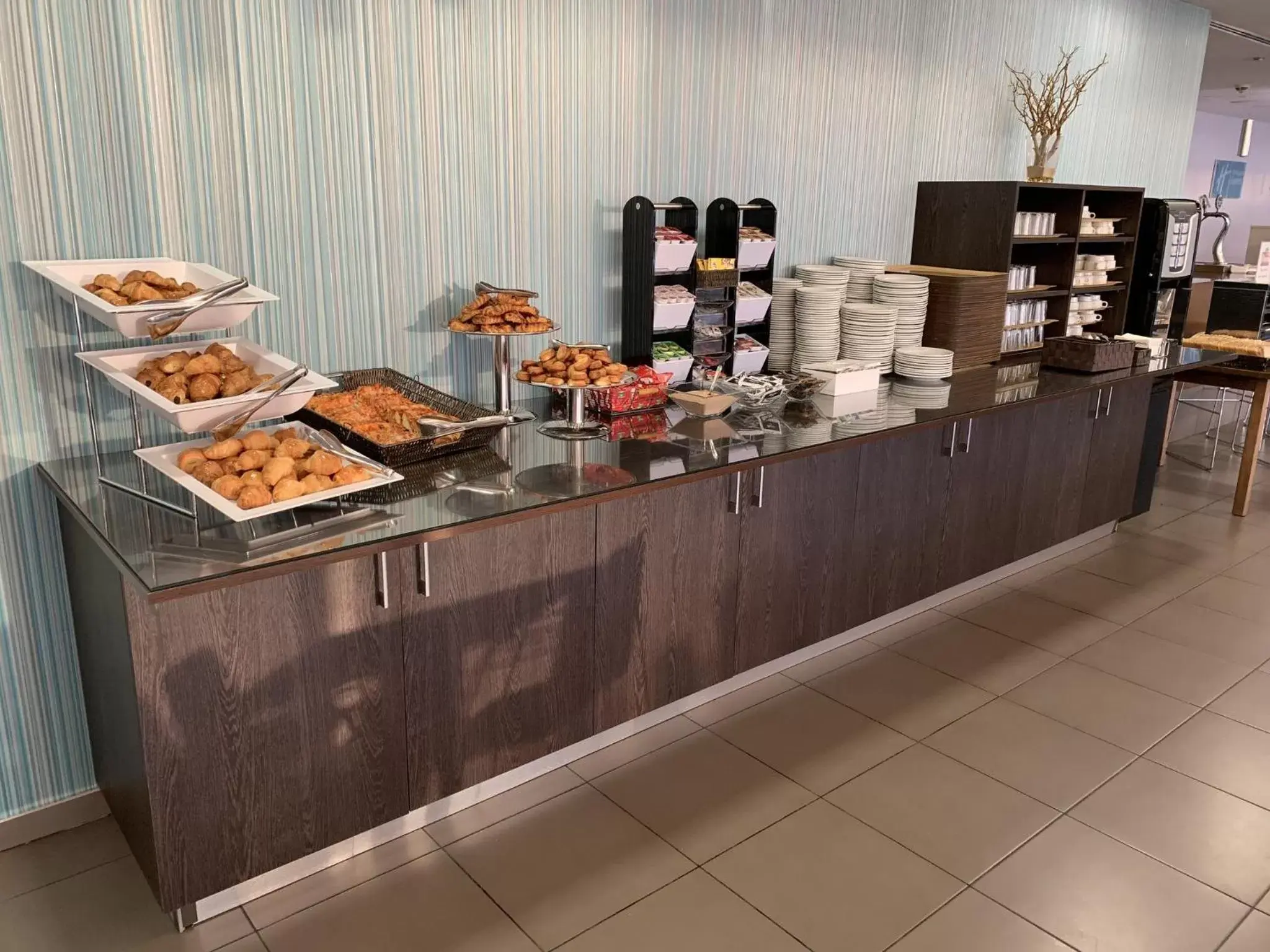 Restaurant/places to eat in Holiday Inn Express Vitoria