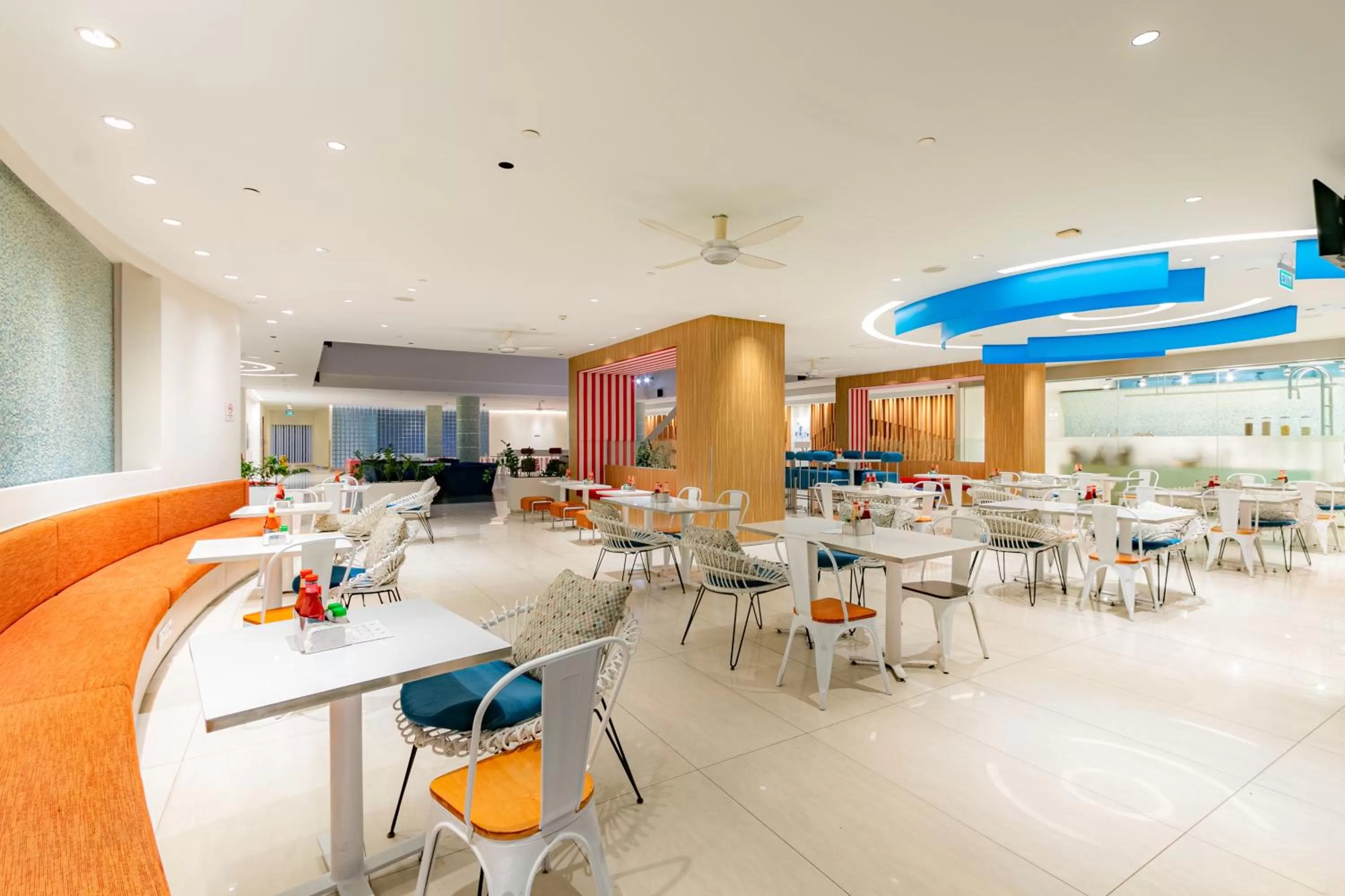 Restaurant/places to eat in Holiday Inn Express Baruna by IHG