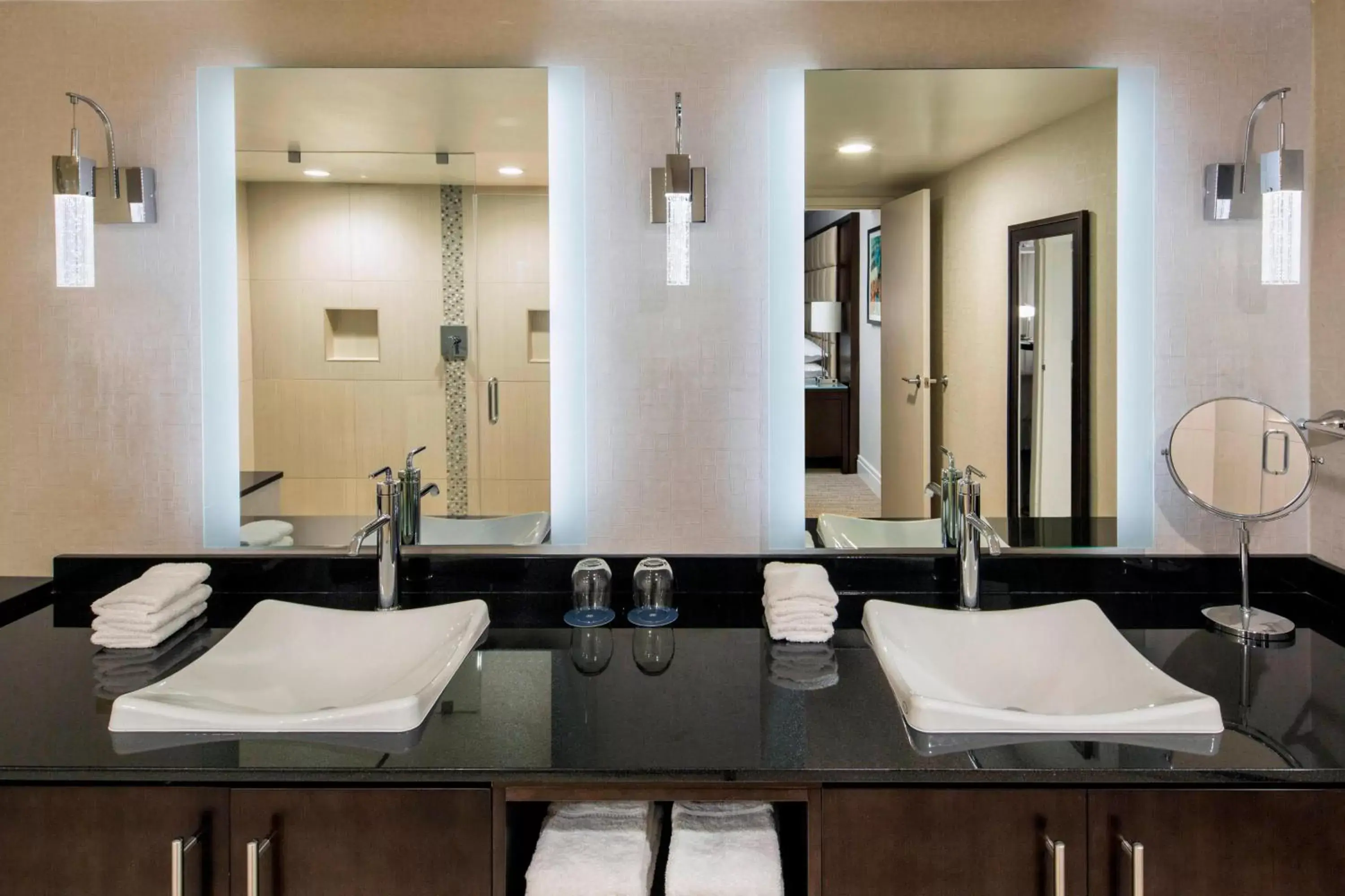 Photo of the whole room, Bathroom in Sheraton West Des Moines