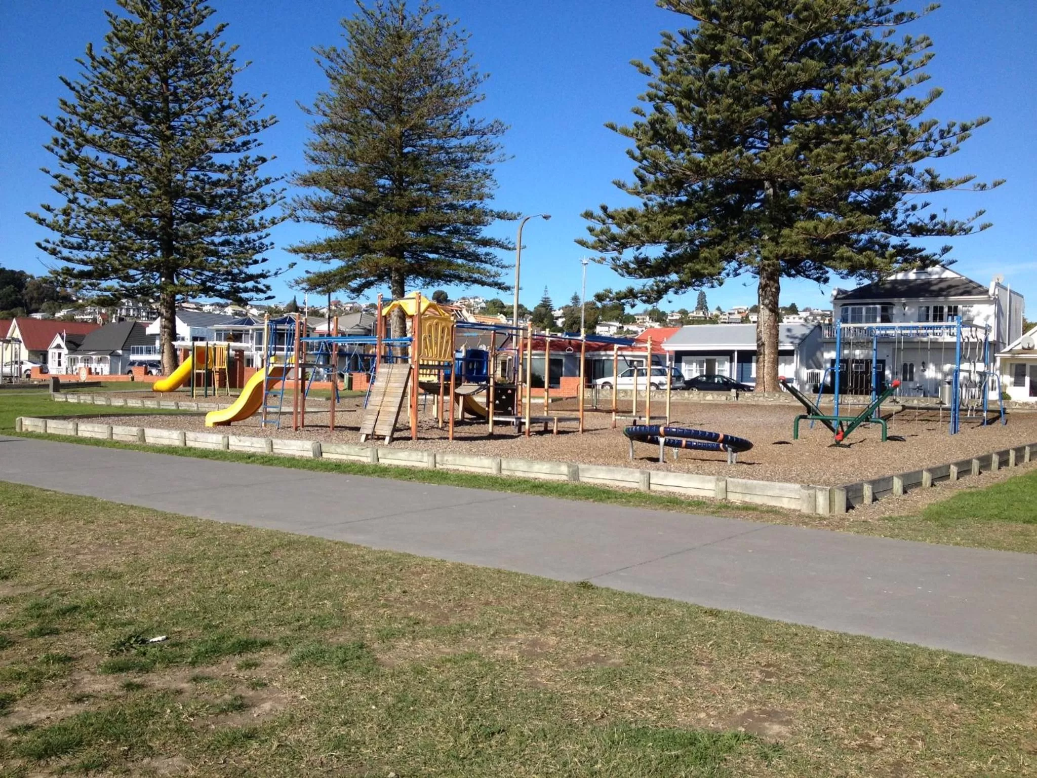 Children play ground in Harbour View Motel on Ahuriri Beach in Napier NZ with sea view suites
