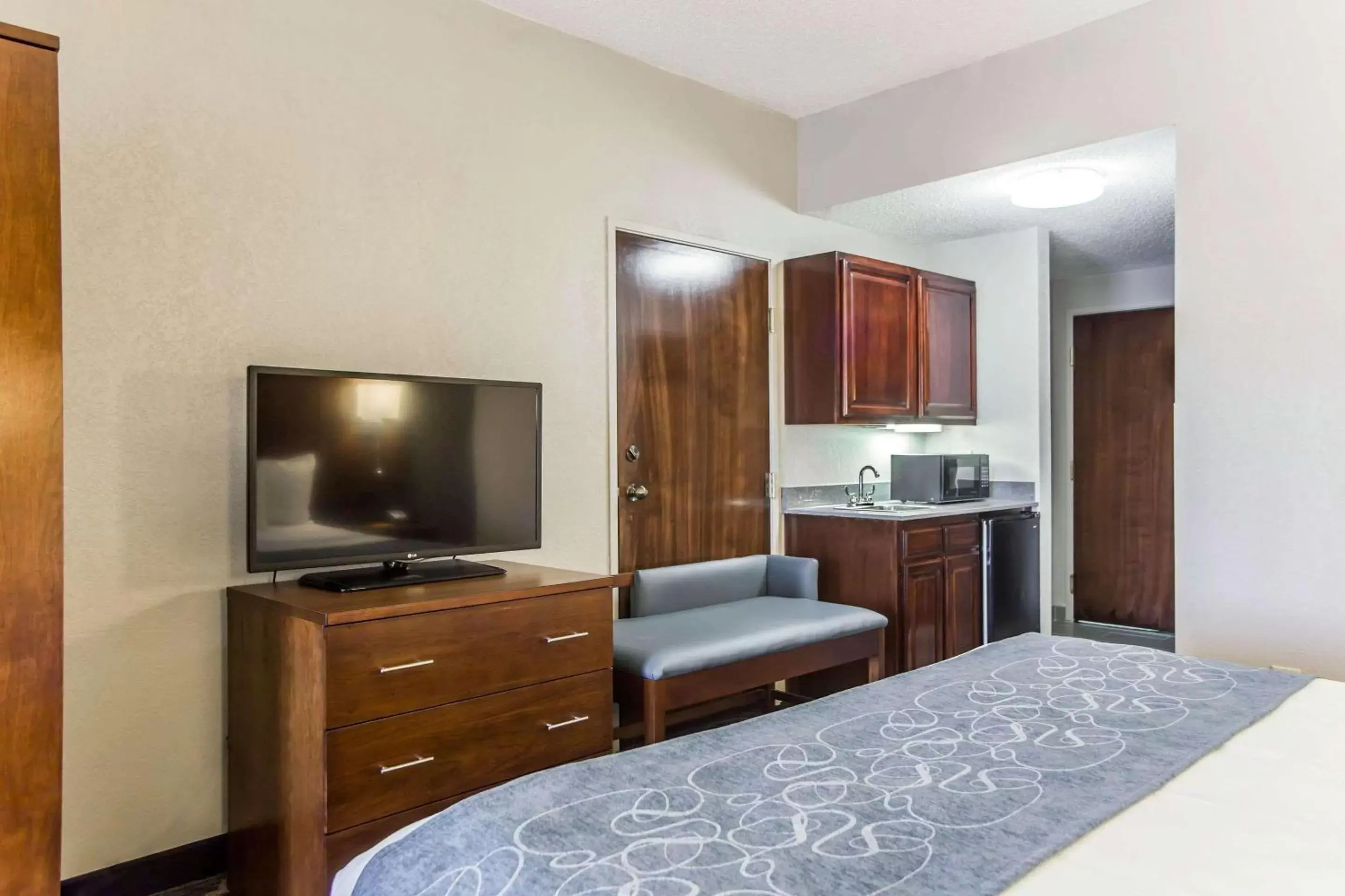 Bedroom, TV/Entertainment Center in Comfort Suites Pineville - Ballantyne Area