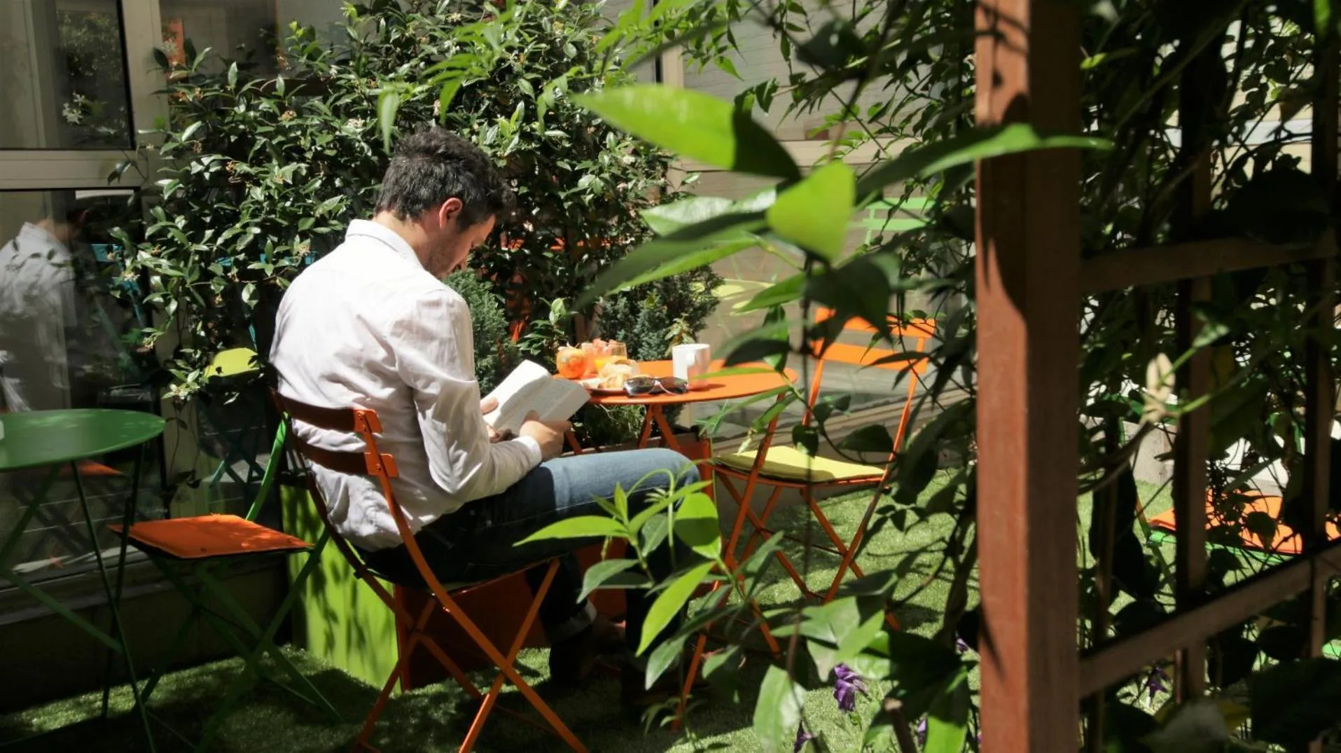 Patio in Hotel Alpha Paris Eiffel by Patrick Hayat