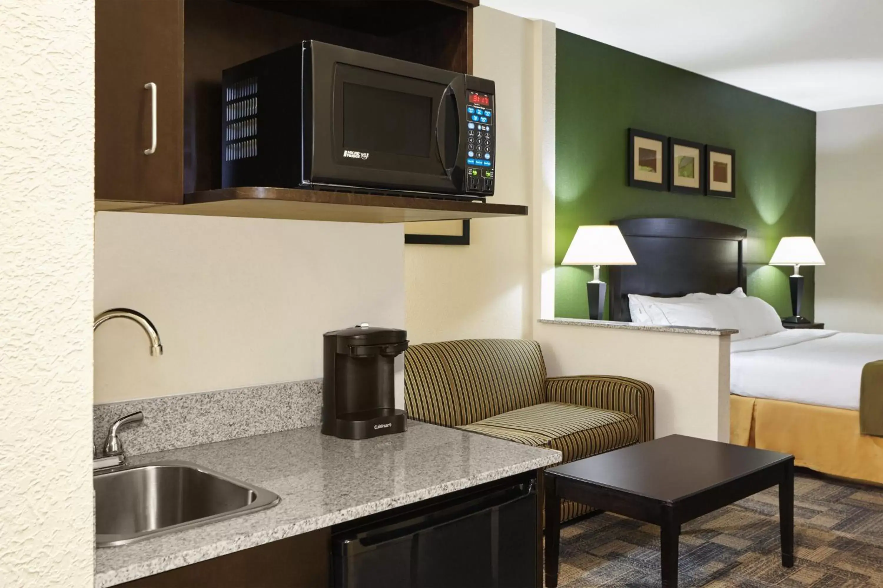 Photo of the whole room, Kitchen/Kitchenette in Holiday Inn Express Pekin - Peoria Area, an IHG Hotel