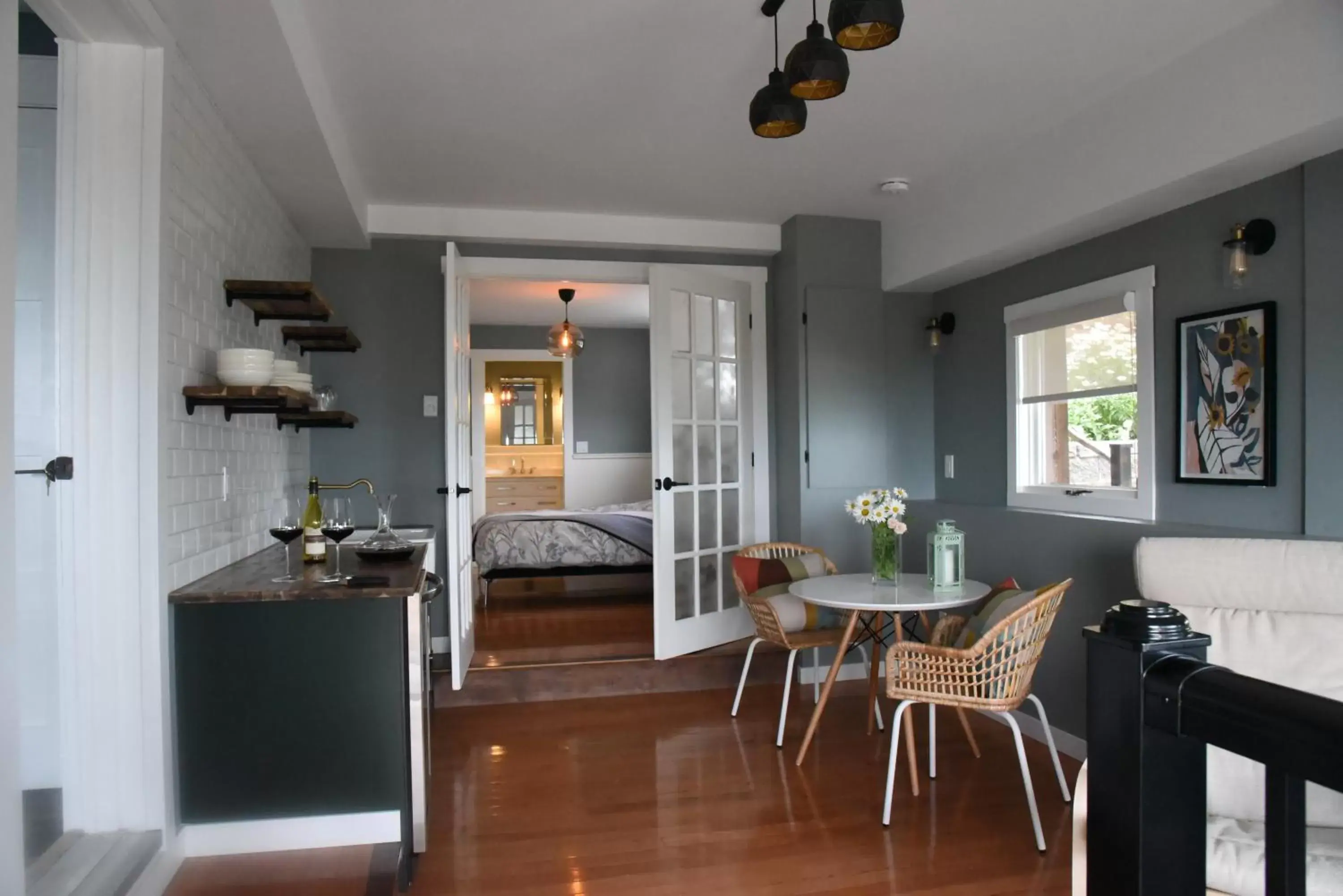 Kitchen or kitchenette, Dining Area in Les Chambres Roses