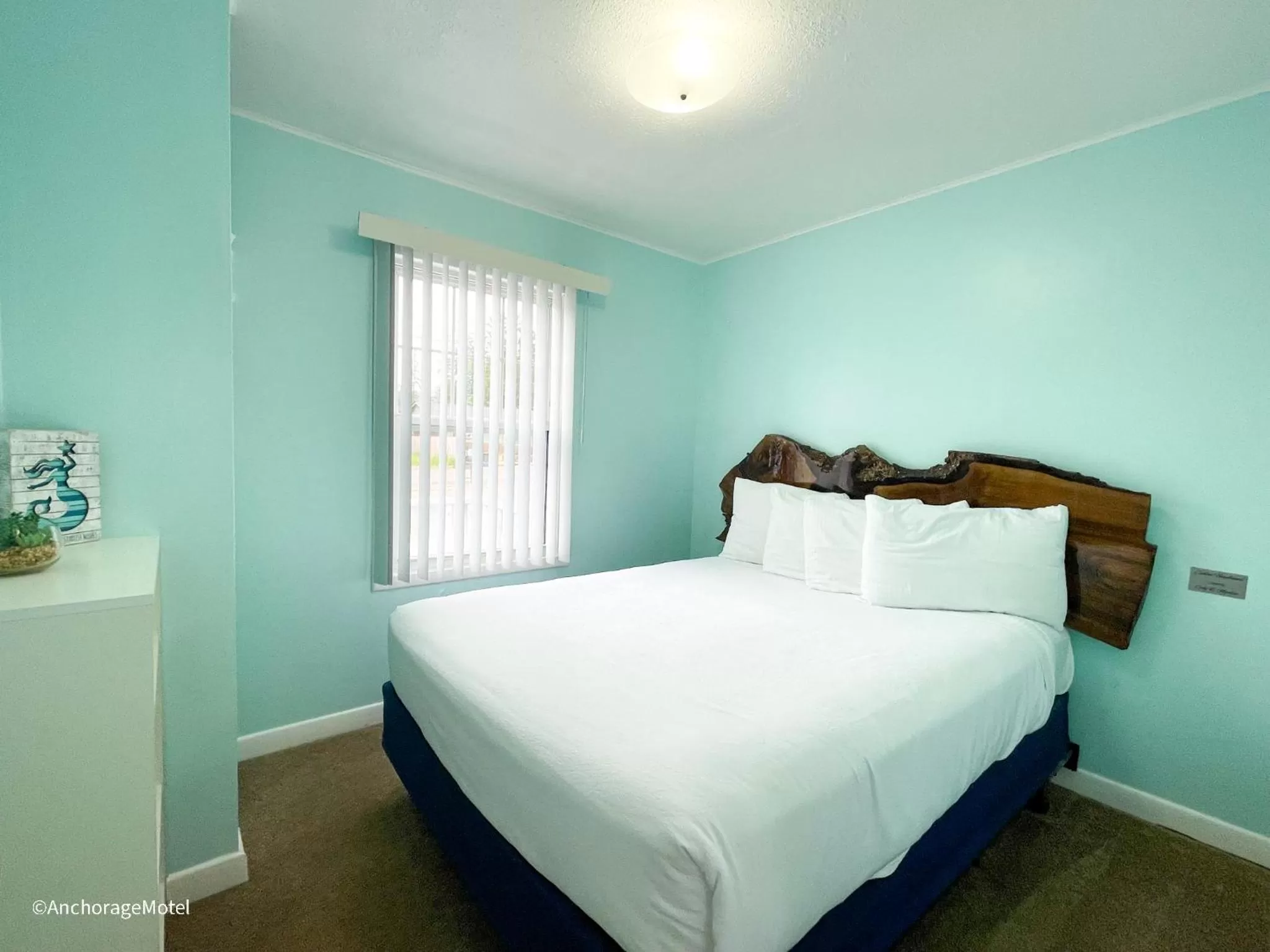 Bed in The Anchorage Motel