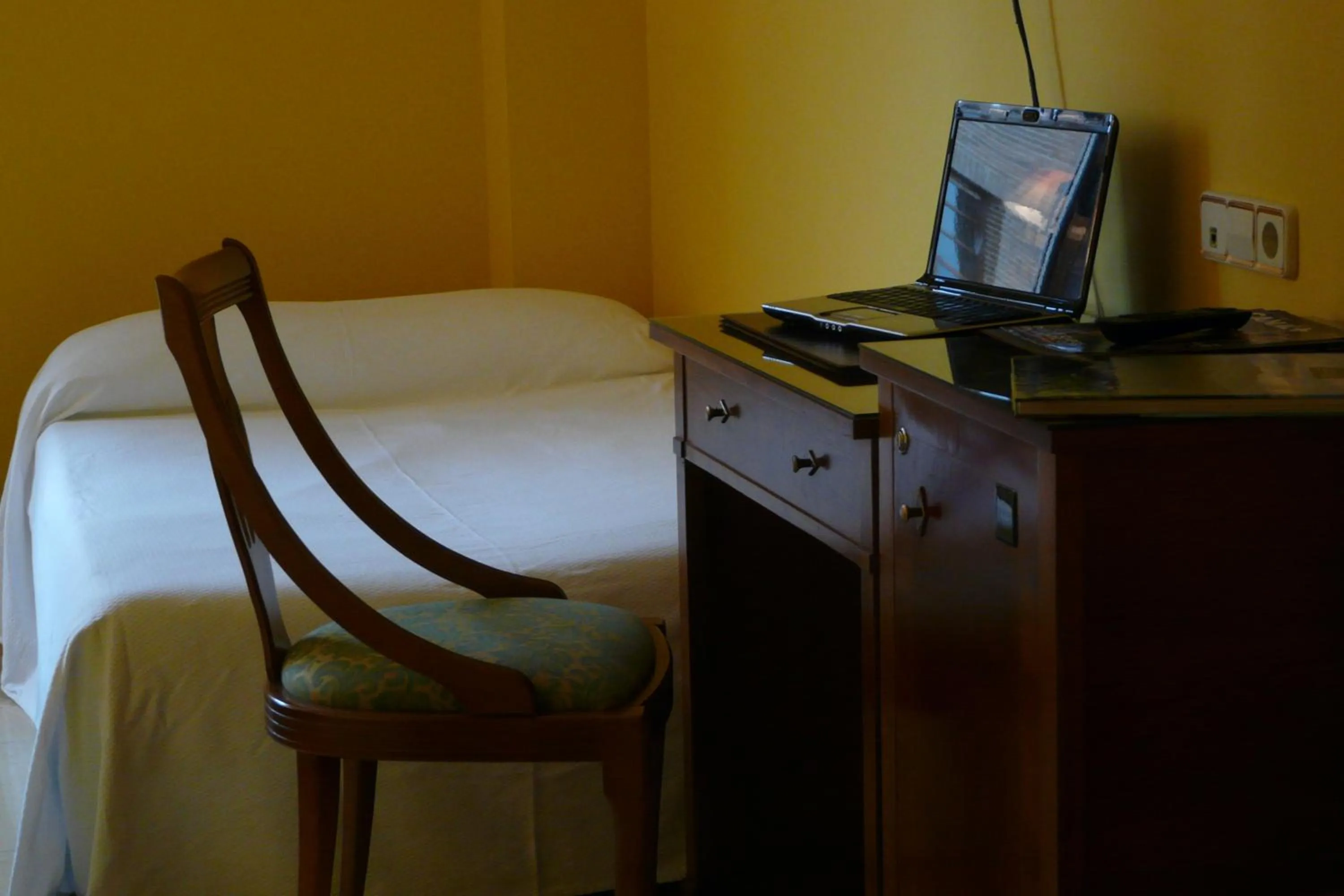 Photo of the whole room, Bed in Idh Angel