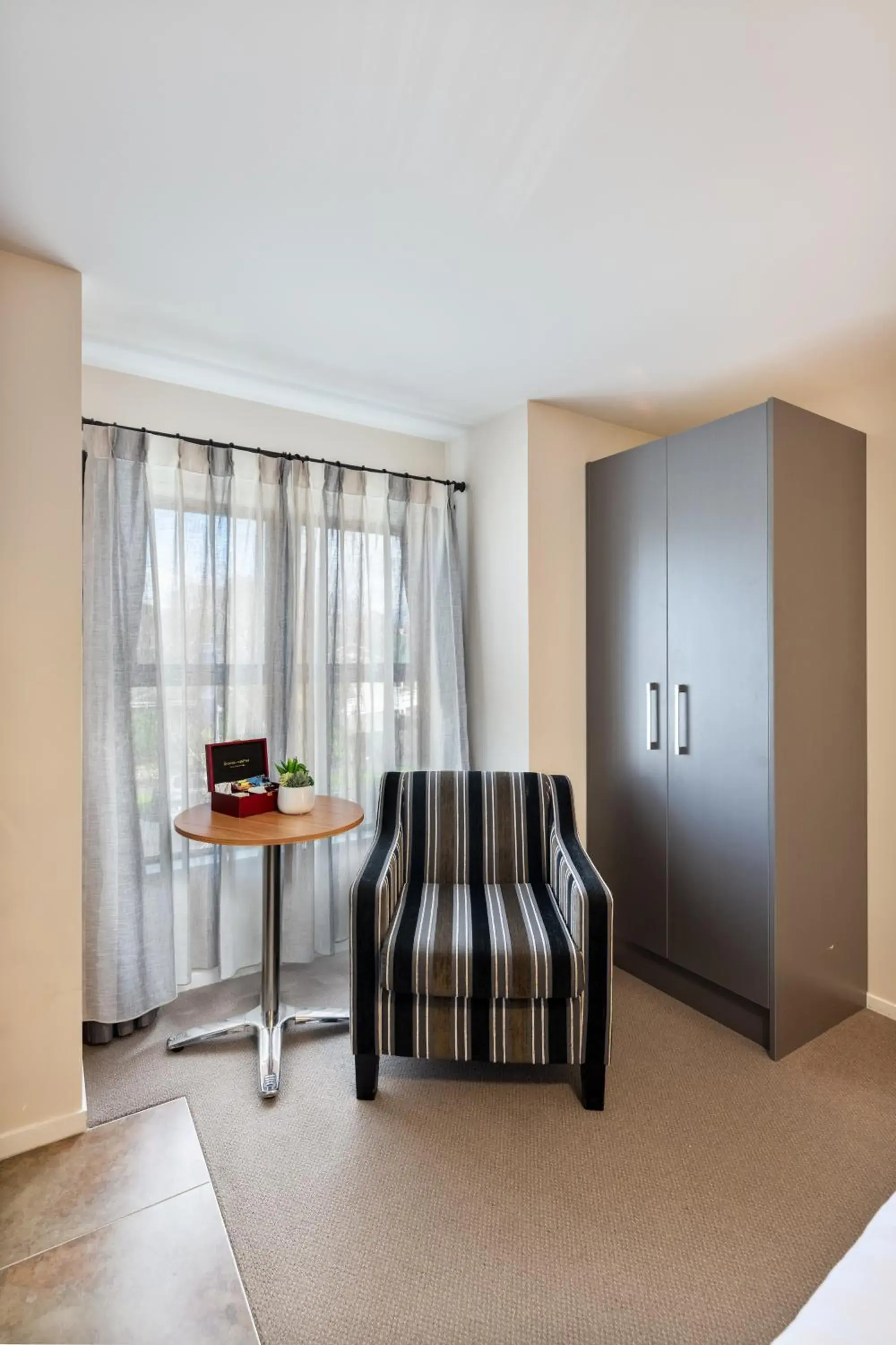 Bedroom, Seating Area in Alexander Inn