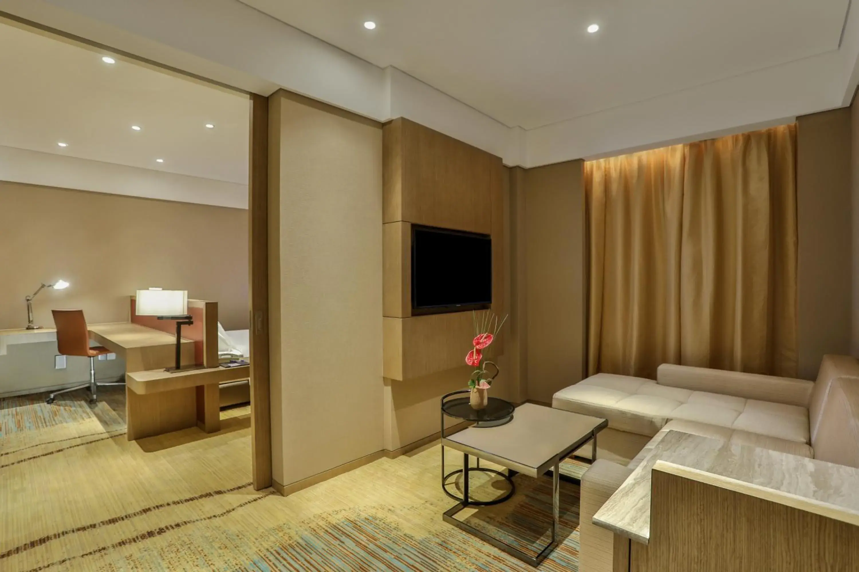 Photo of the whole room, TV/Entertainment Center in Holiday Inn Express Chengdu Wenjiang Hotspring, an IHG Hotel