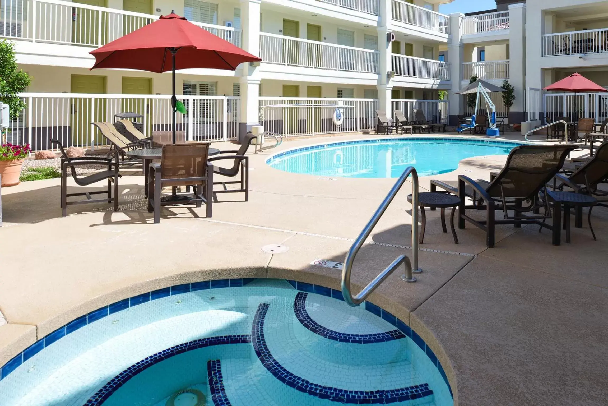 Hot Tub, Swimming Pool in SureStay Plus Hotel by Best Western Tempe University