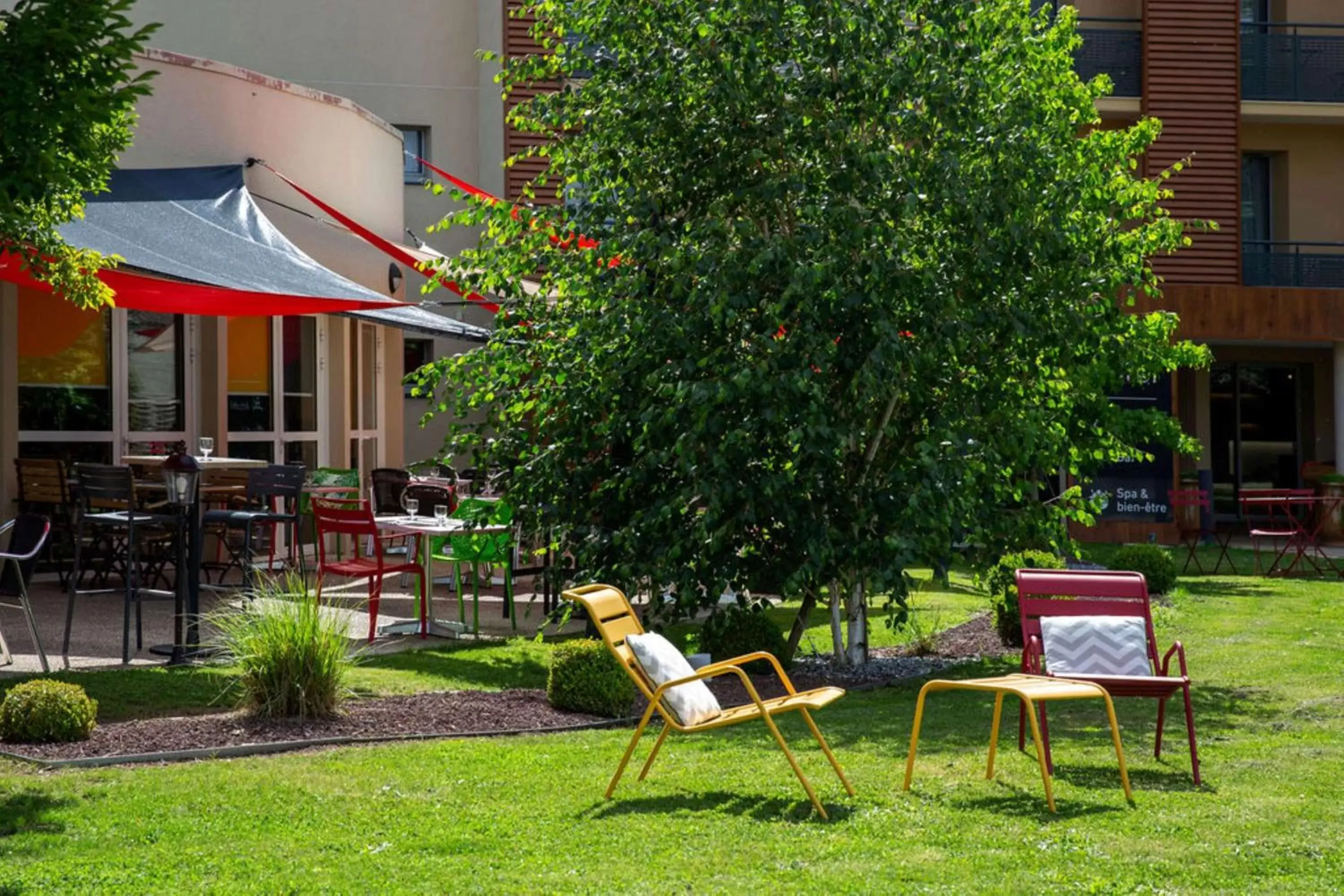 Property building, Garden in BEST WESTERN La Porte des Châteaux