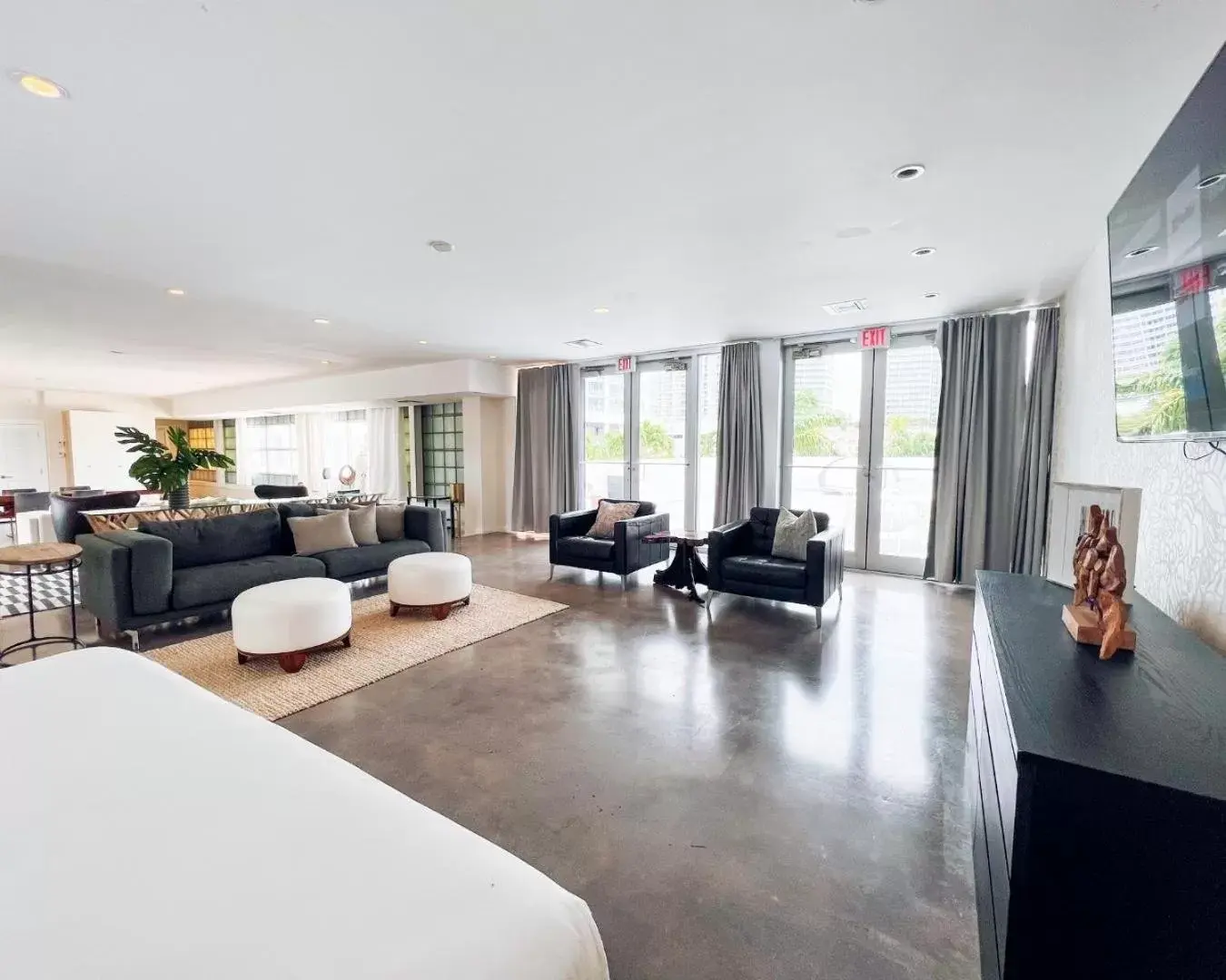 Photo of the whole room, Seating Area in North Beach Hotel