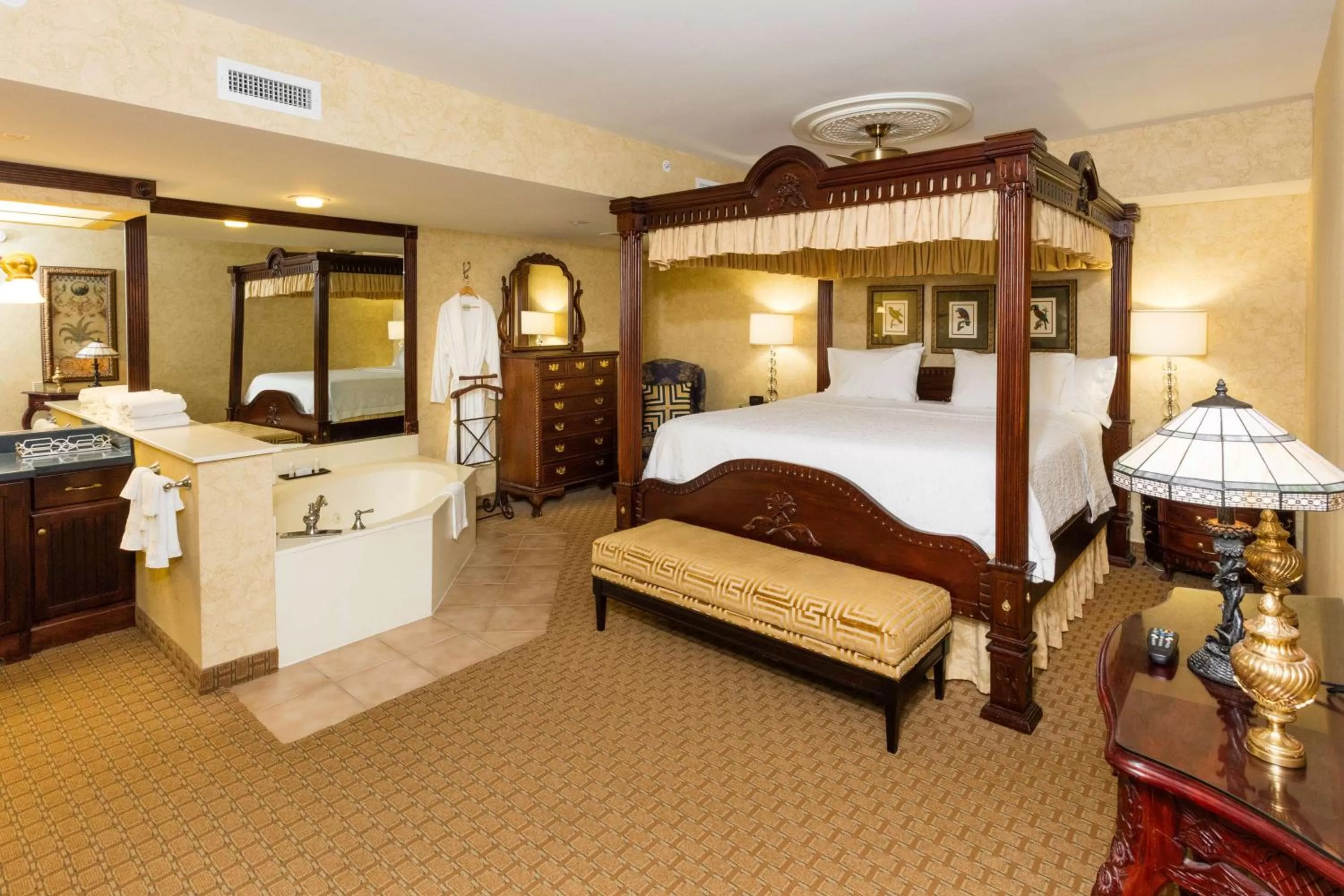 Bed in Hampton Inn & Suites Amelia Island-Historic Harbor Front
