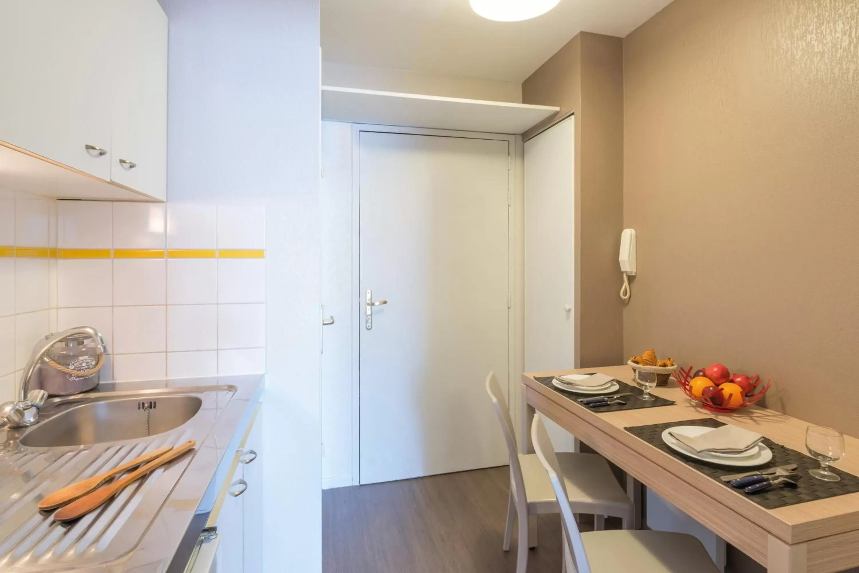 Kitchen or kitchenette, Kitchen/Kitchenette in Appart'City Classic Nantes Quais de Loire