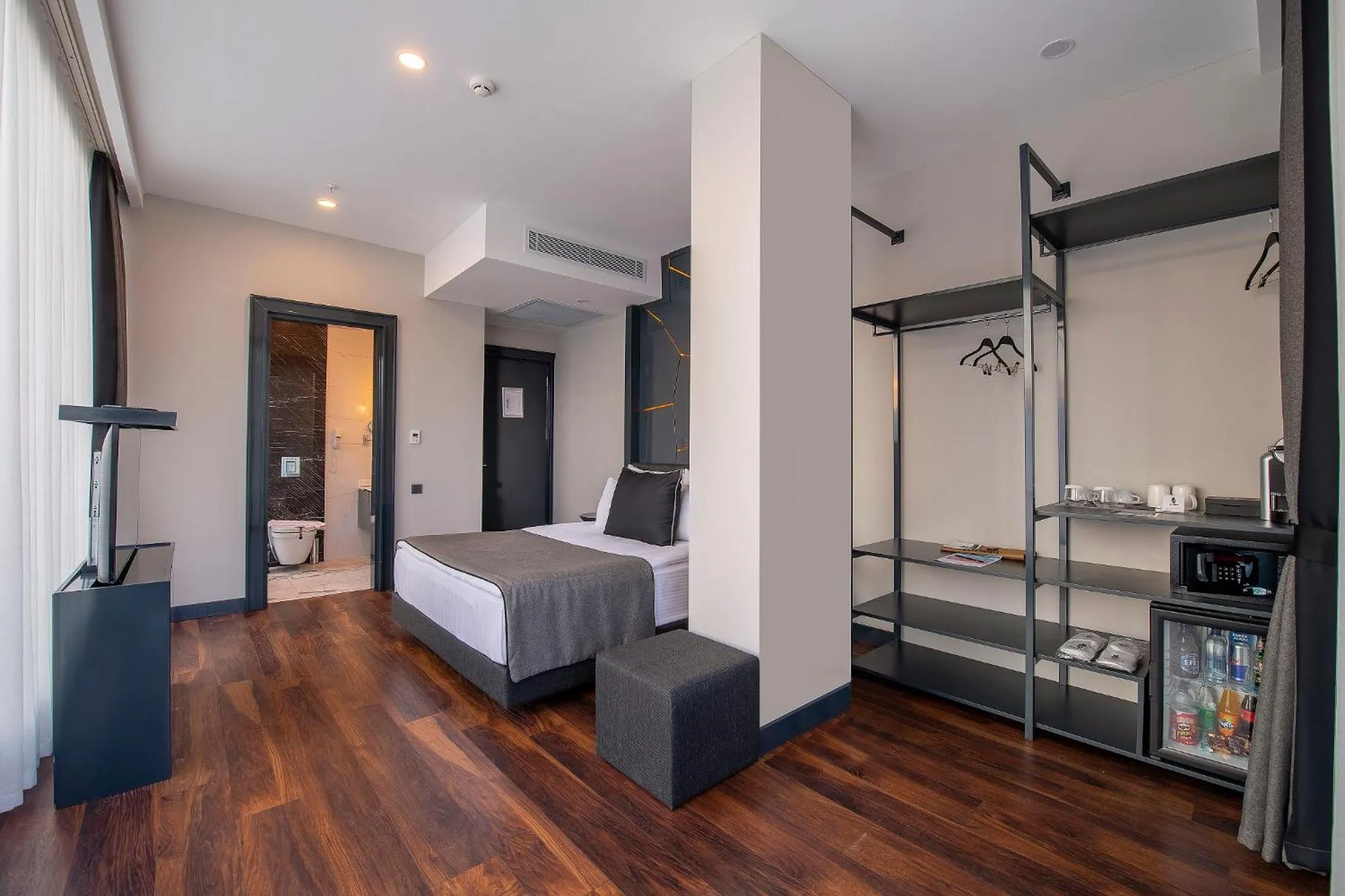 Balcony/Terrace, Bed in Lucky Monkey Hotel