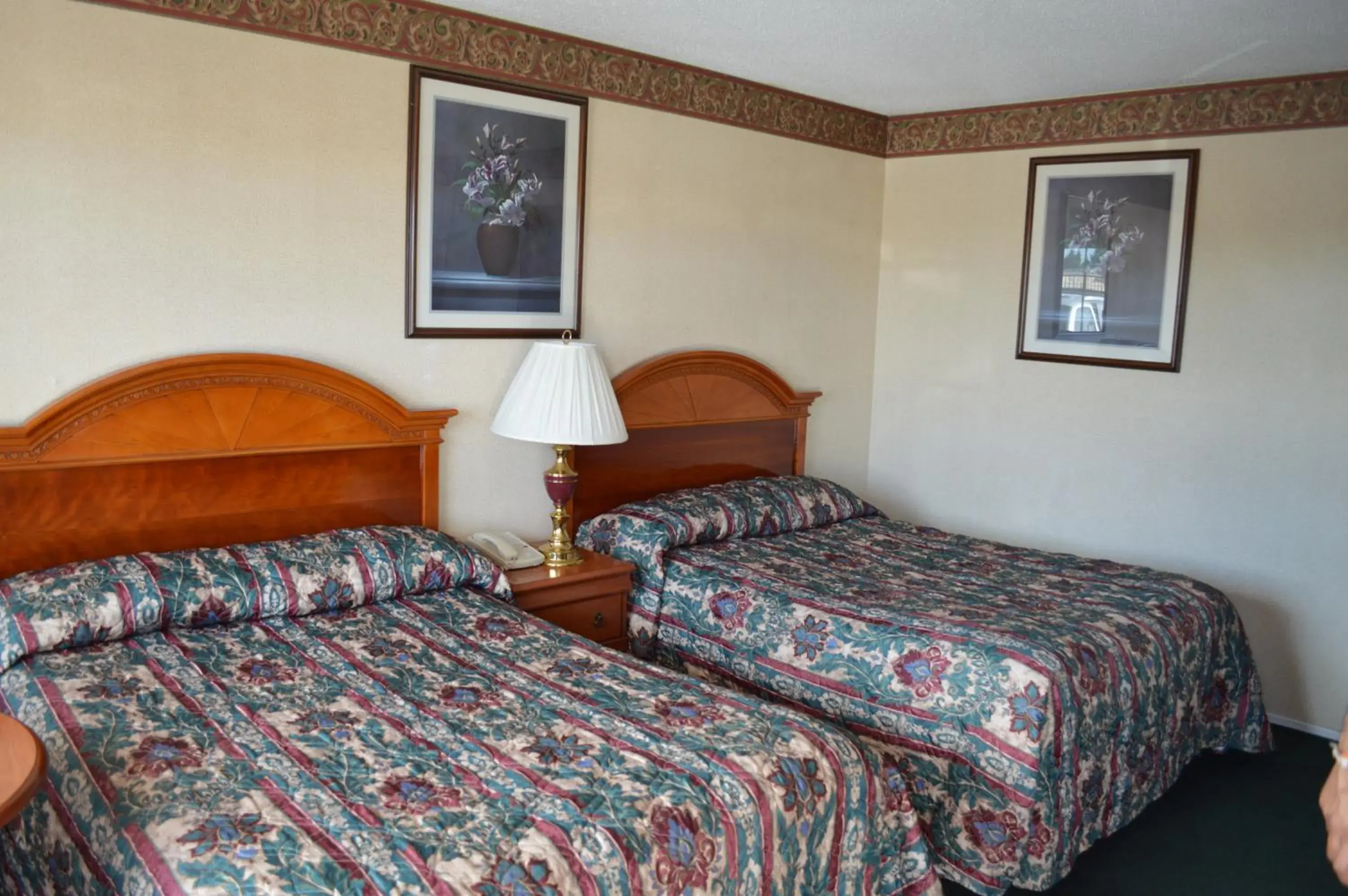 Bedroom, Bed in Gateway Inn Fairfield