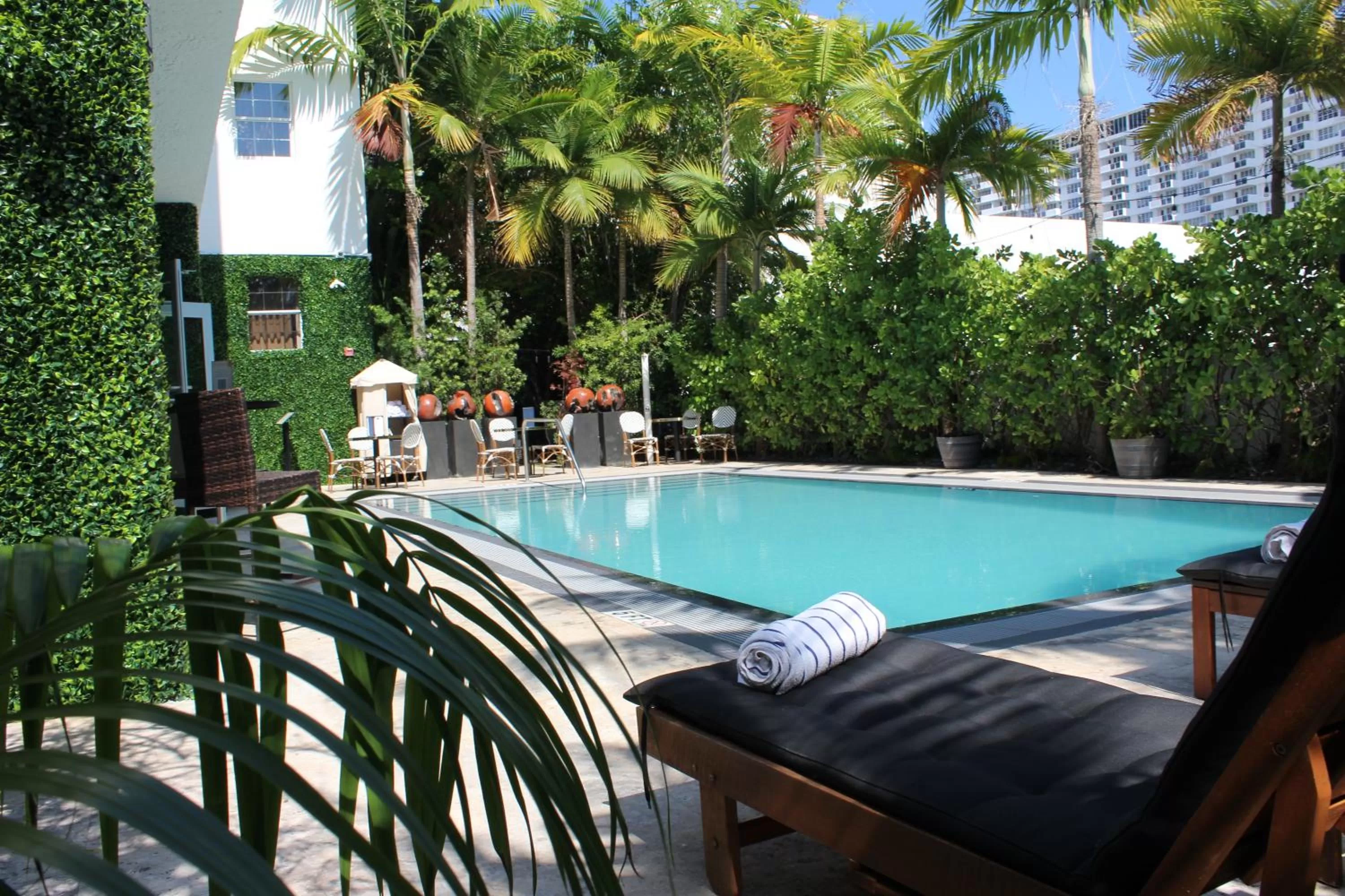 Swimming pool in San Juan Hotel Miami Beach