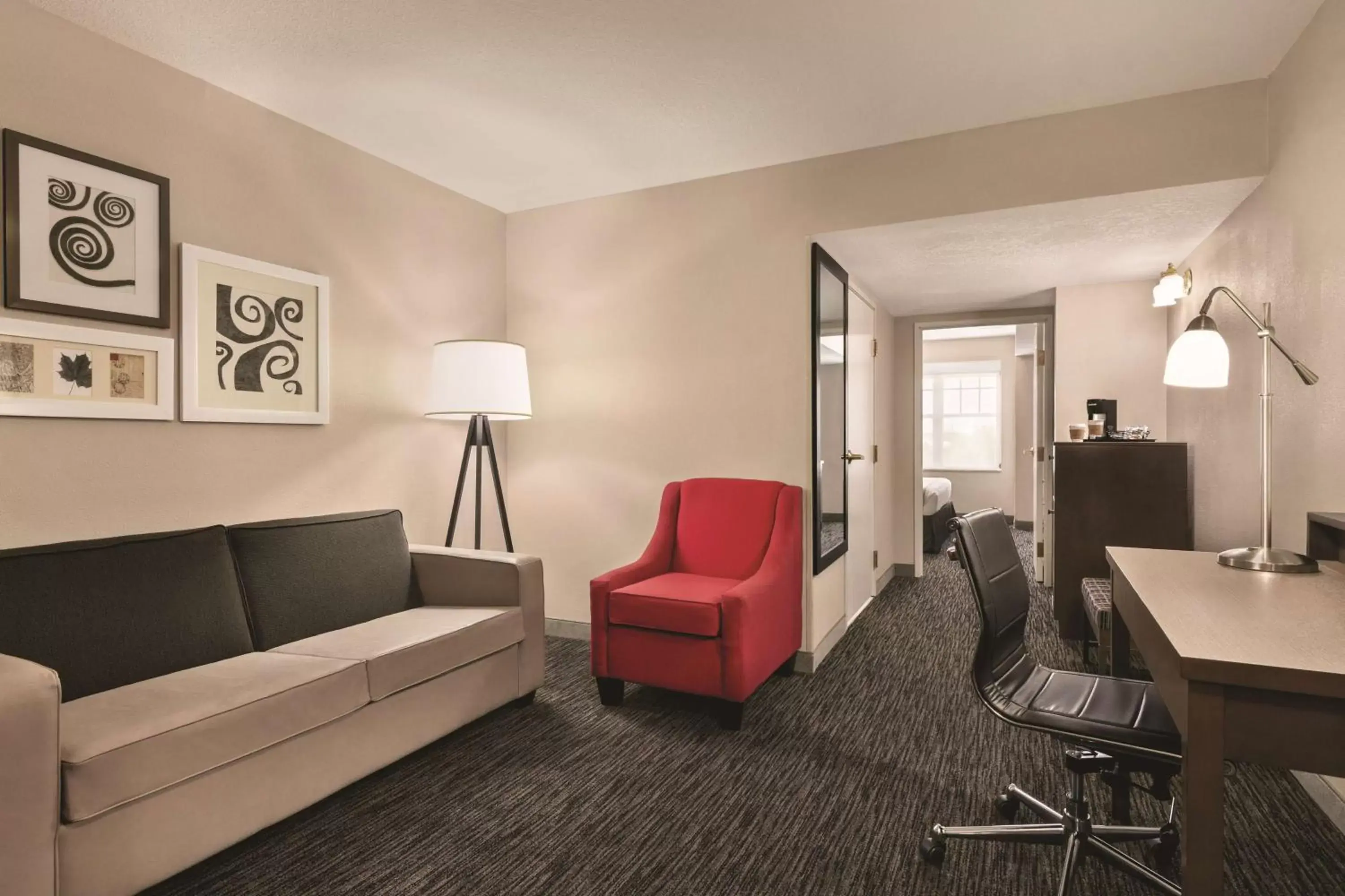 Living room, Seating Area in Country Inn & Suites by Radisson, Tampa/Brandon, FL