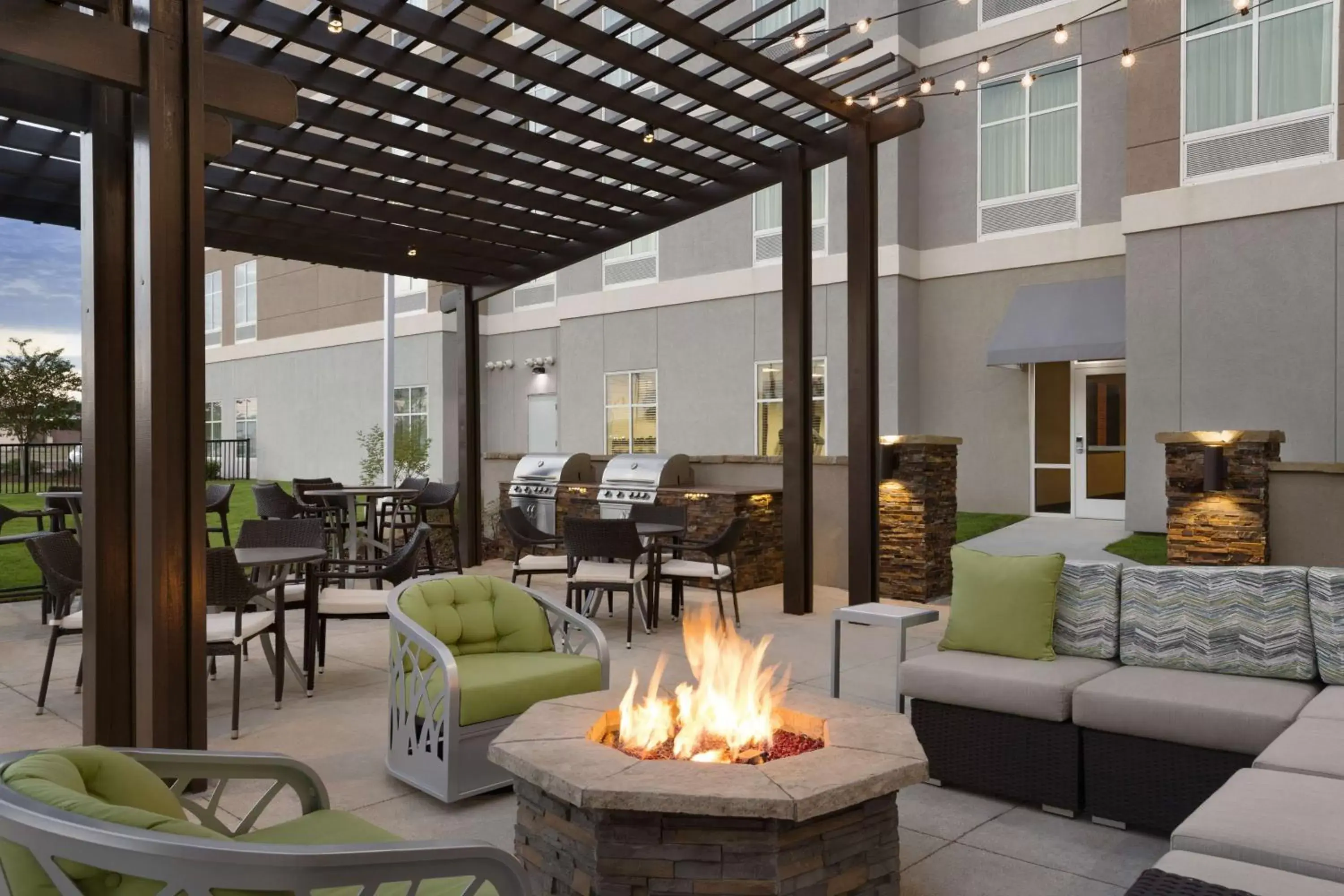 Patio, Restaurant/Places to Eat in Homewood Suites Mobile
