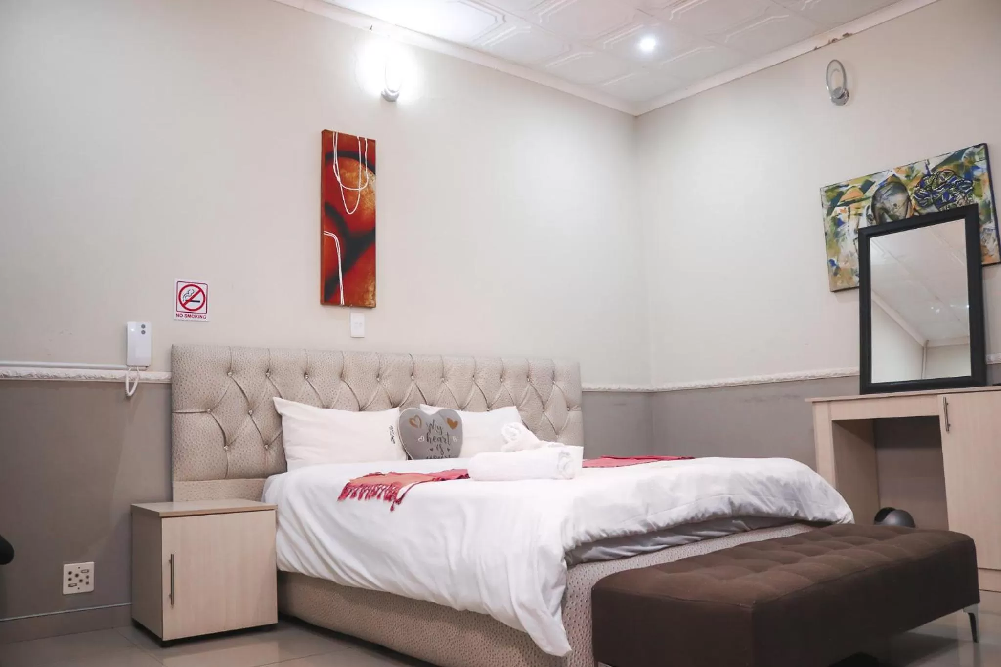 Bed in Gold Crown International Hotel Johannesburg