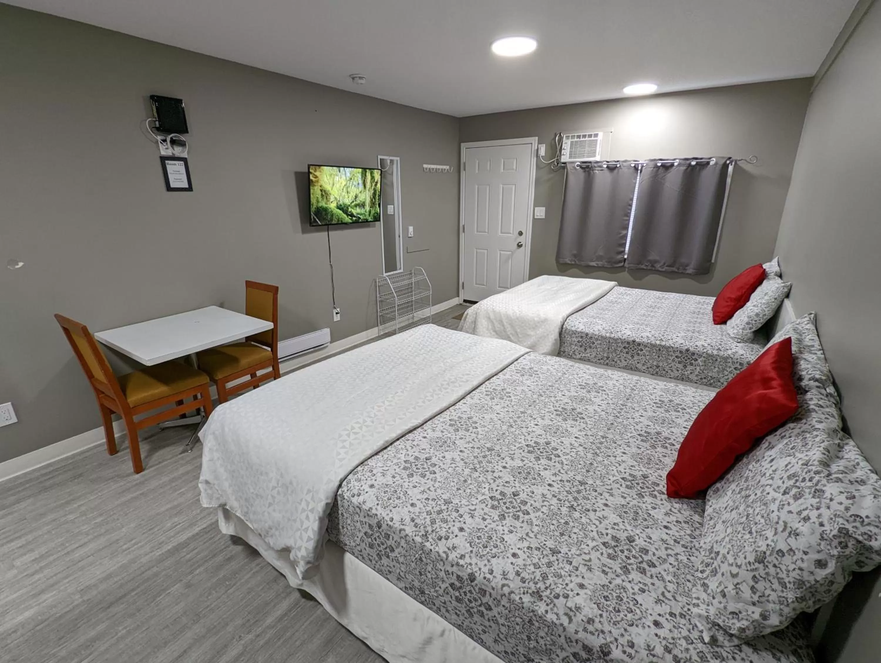 TV and multimedia, Bed in Riverside Motel & Suites