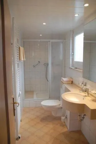 Bathroom in Stumbergers Hotel - free parking -