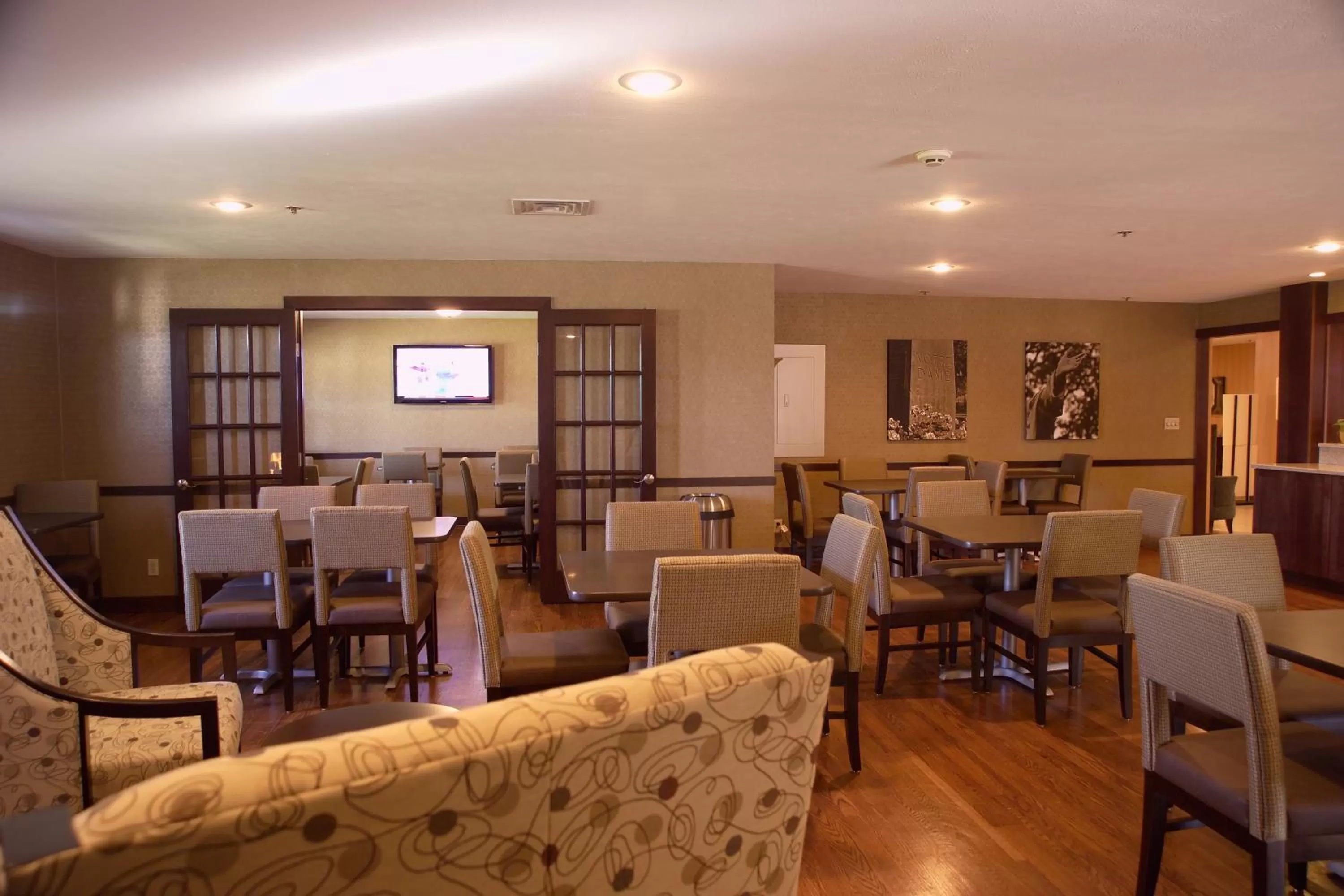 Restaurant/places to eat in Ivy Court Inn and Suites
