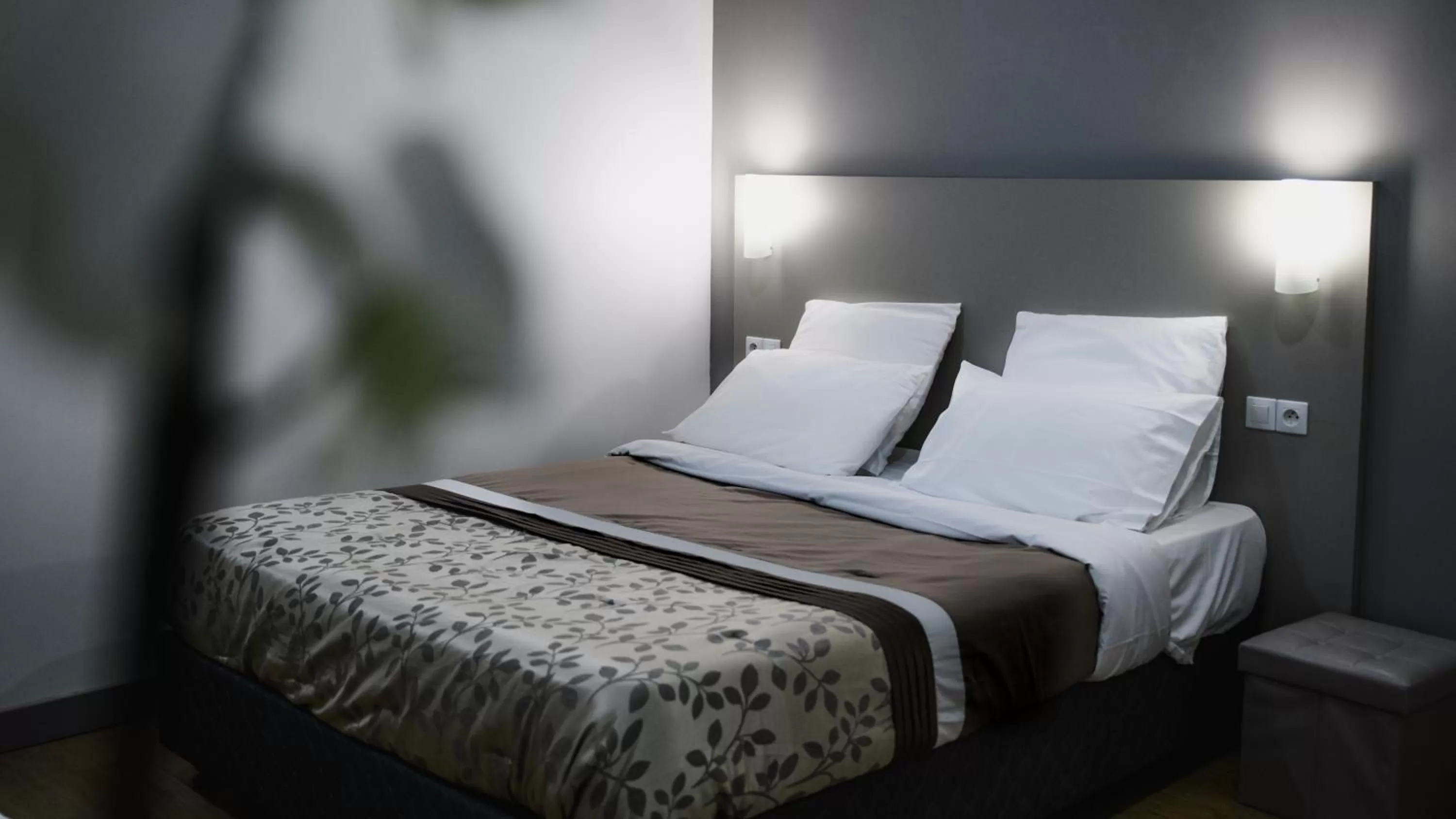 Bed in Hôtel des Arcades