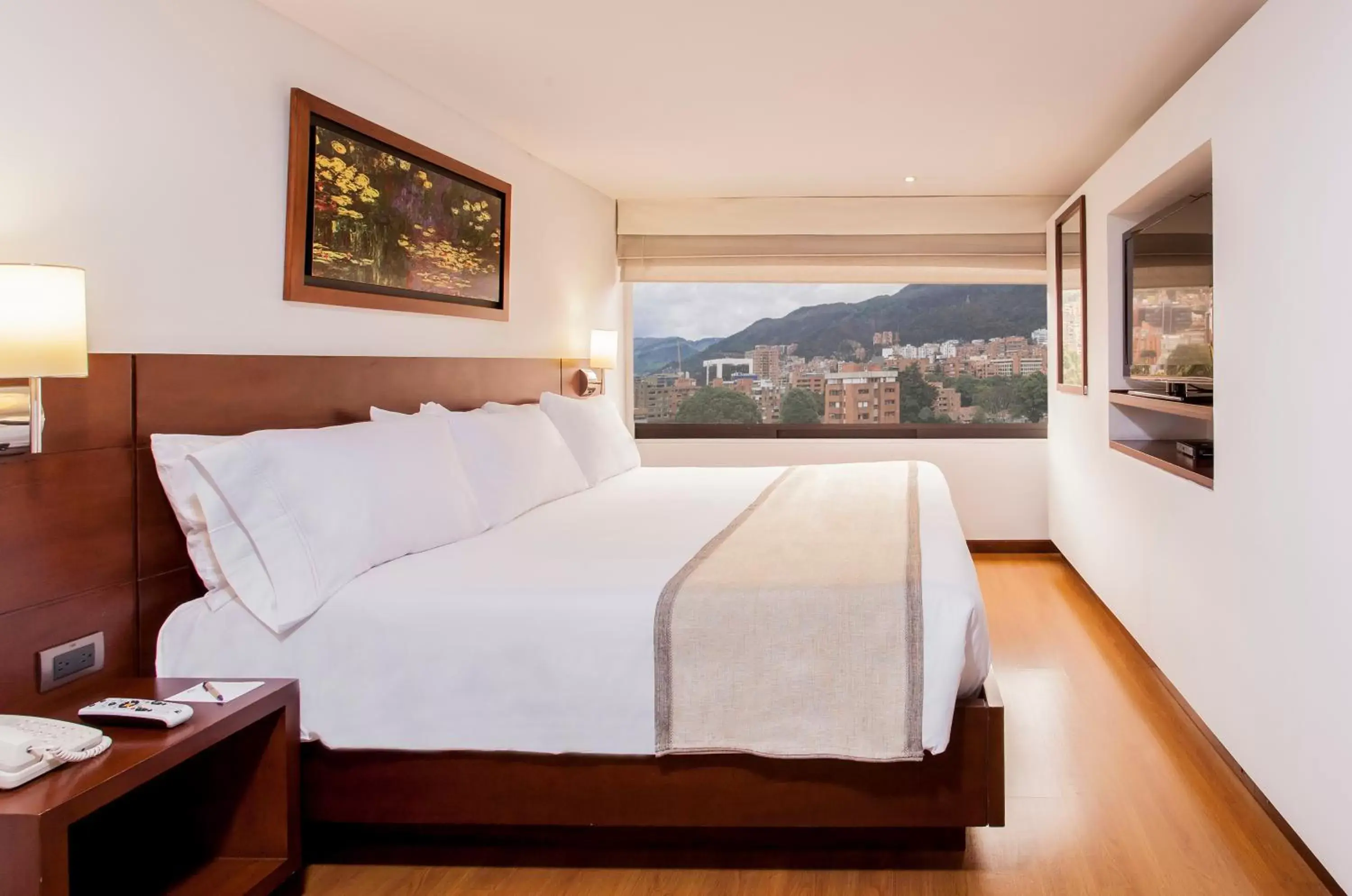 Mountain view, Bed in Radisson Bogota Metrotel Mountain view, Bed in Radisson Bogota Metrotel
