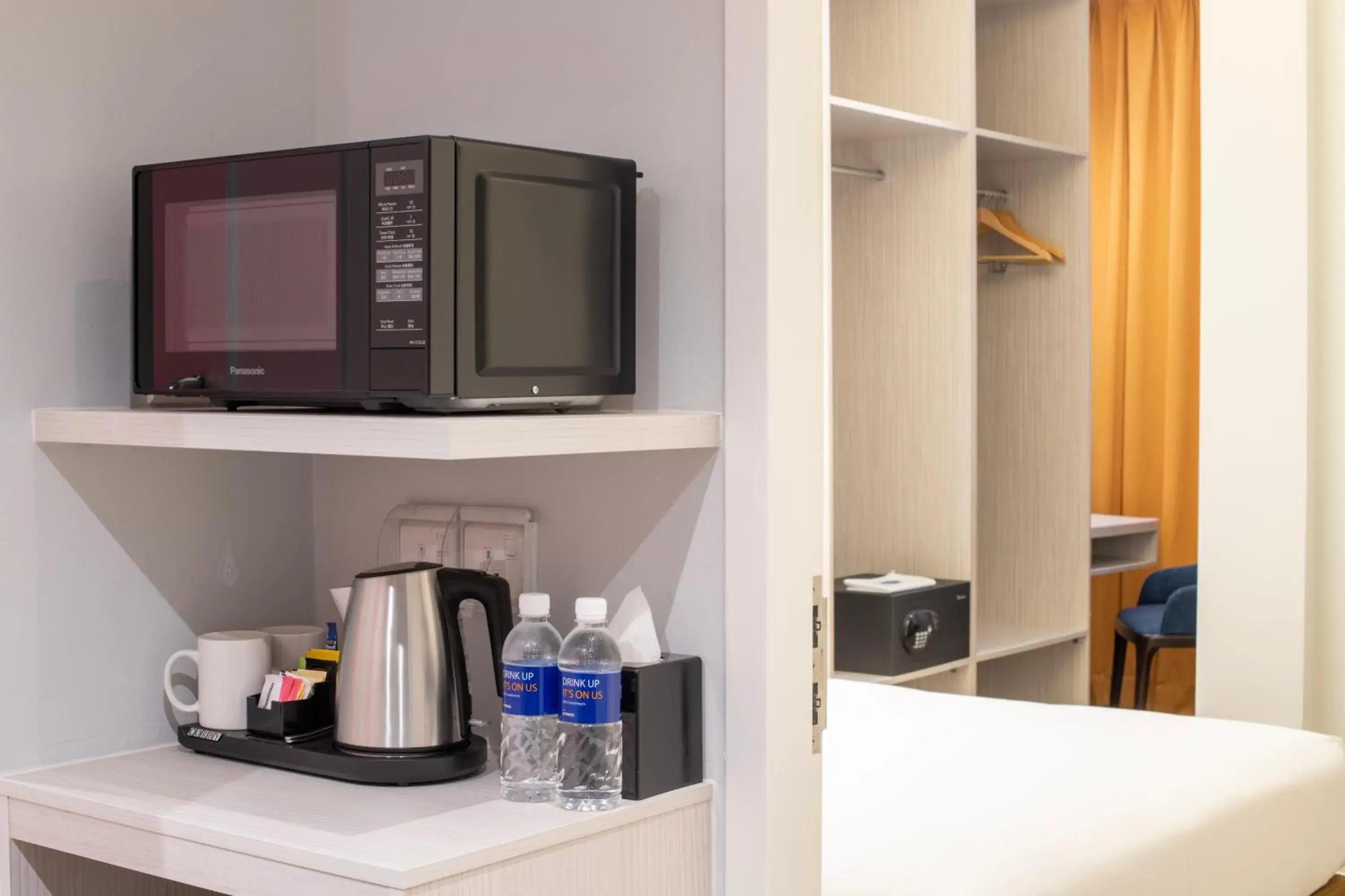 Bedroom, Coffee/Tea Facilities in Holiday Inn Express & Suites Johor Bahru, an IHG Hotel