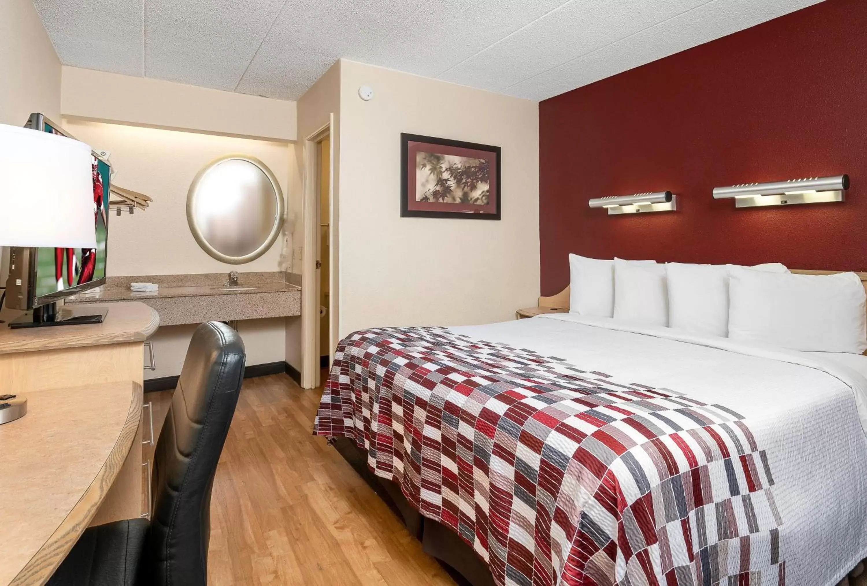 Photo of the whole room, Bed in Red Roof Inn Columbus - Grove City