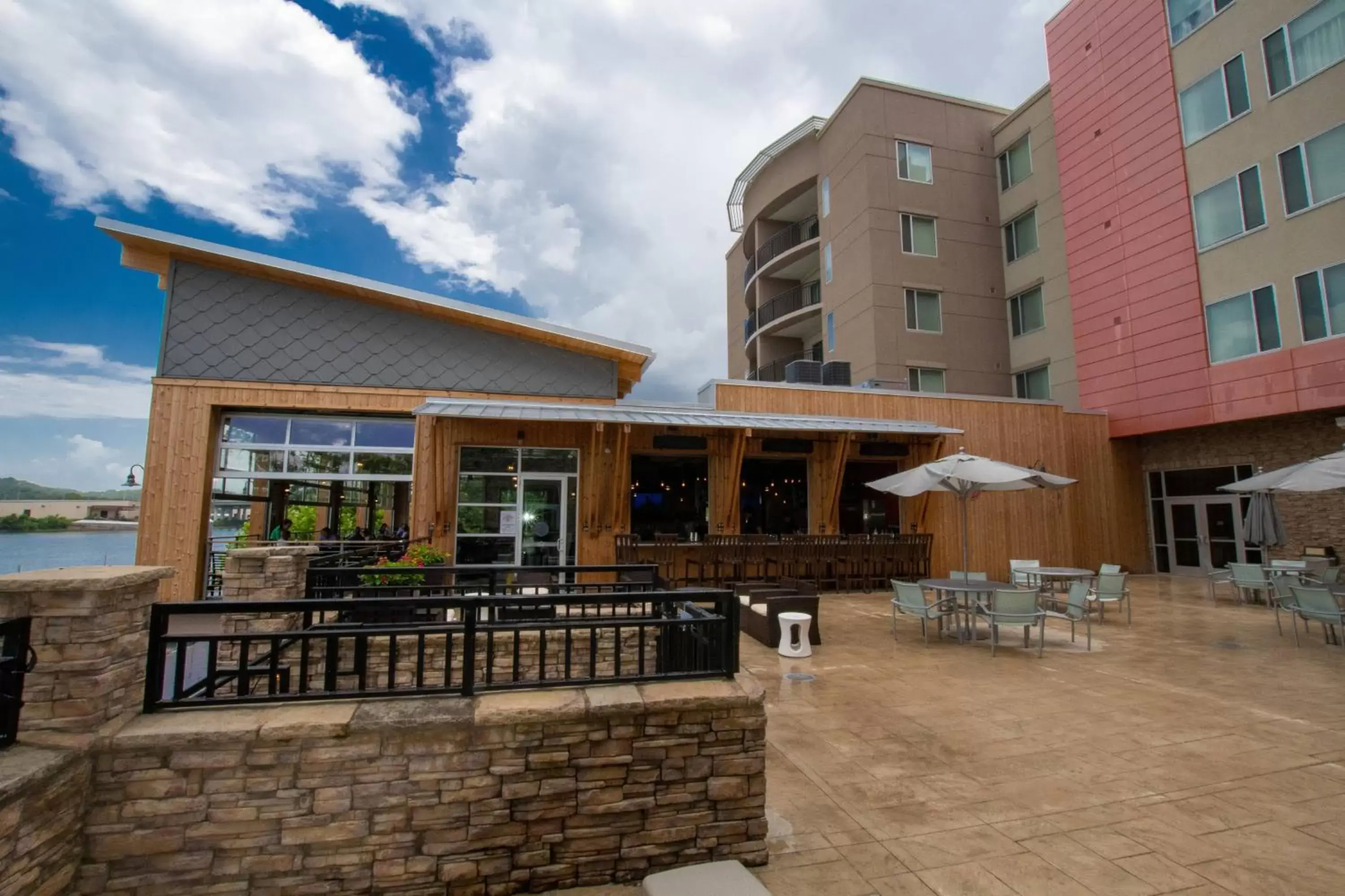 Restaurant/places to eat, Property Building in SpringHill Suites by Marriott Downtown Chattanooga/Cameron Harbor