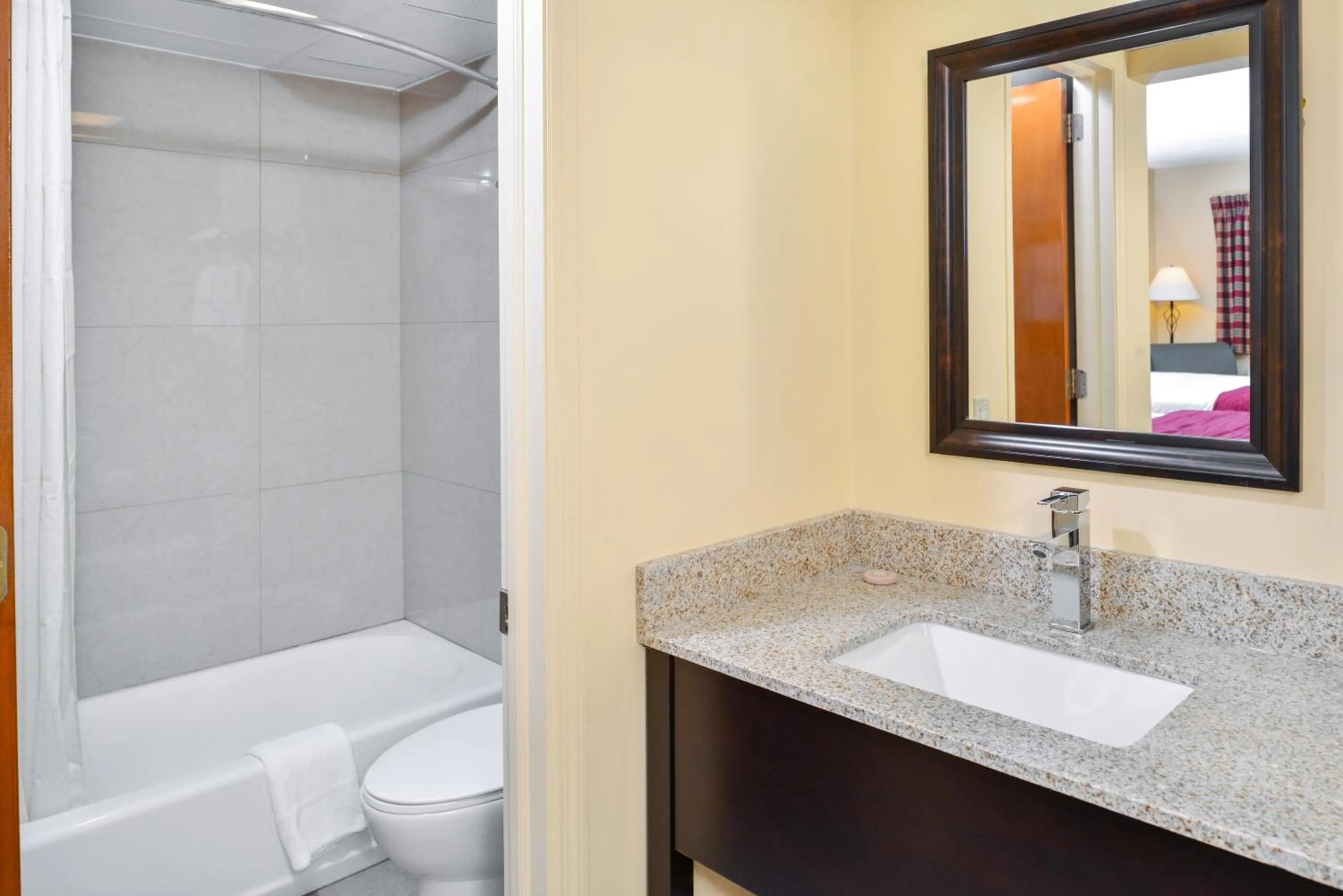 Bathroom in Soudersburg Inn & Suites Lancaster