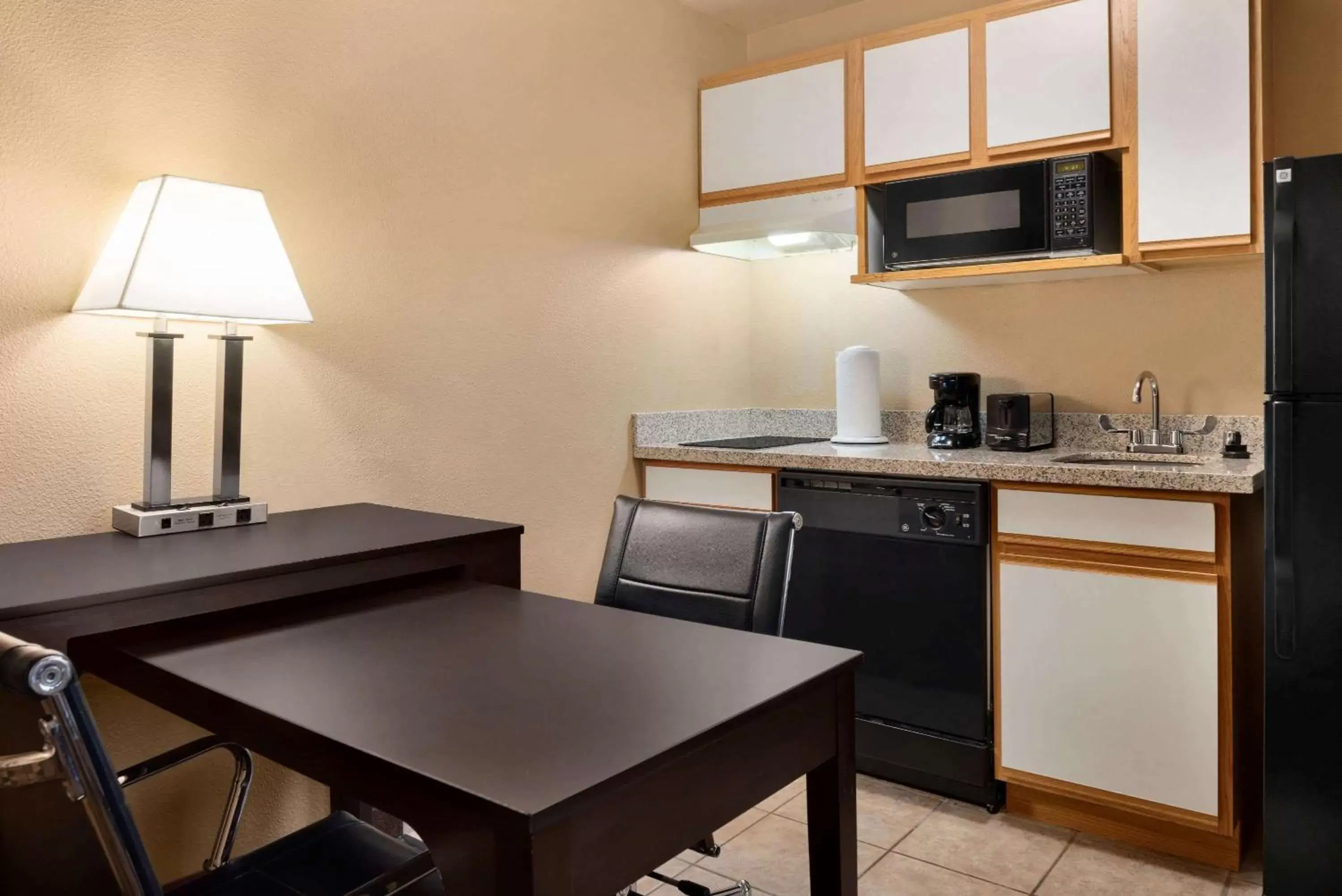 Photo of the whole room, Kitchen/Kitchenette in Hawthorn Suites By Wyndham Oak Creek/Milwaukee Airport