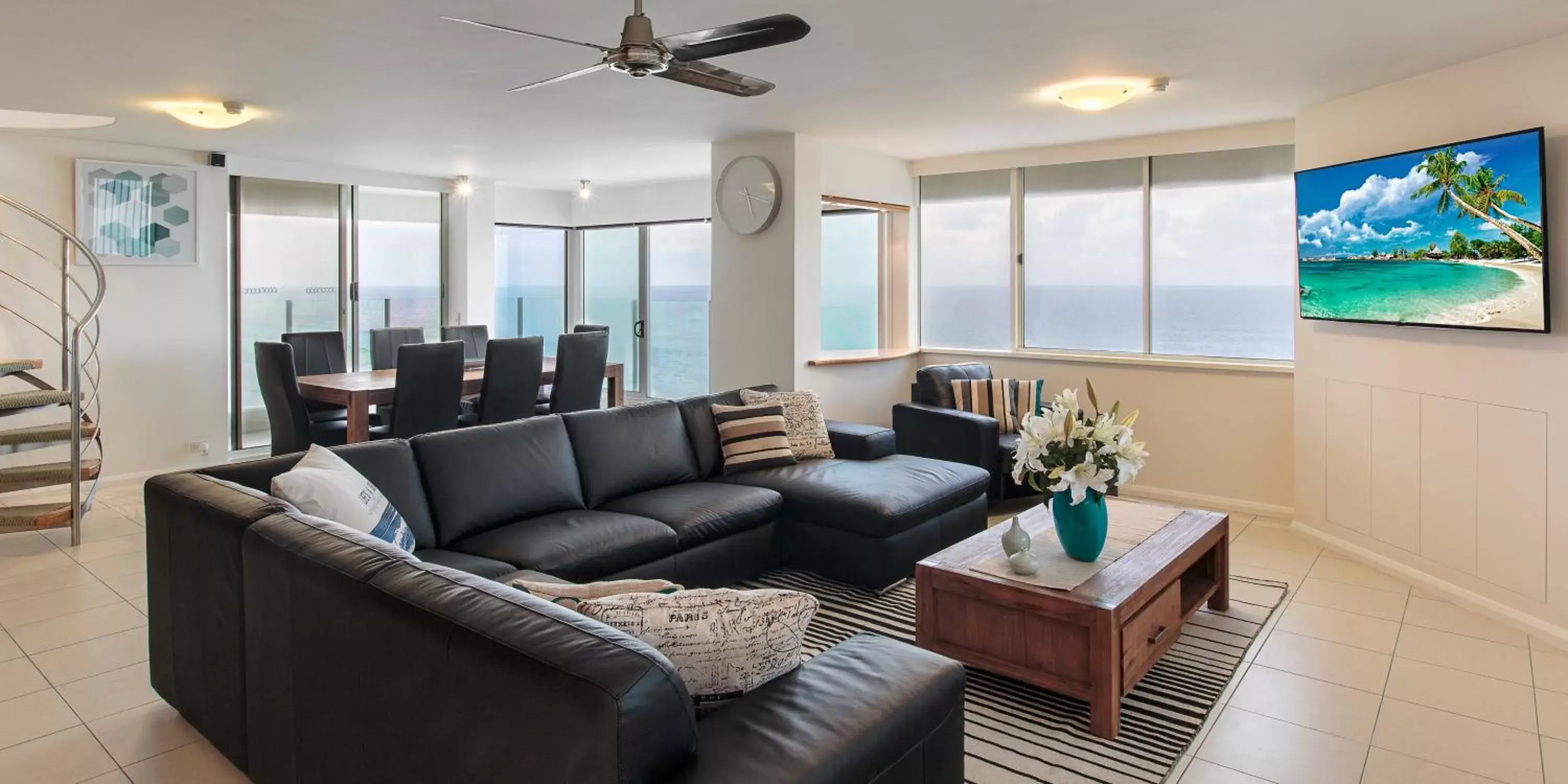 Penthouse 3 Bedroom Ocean View Apartment (4.5 Stars) in Dorchester On The Beach