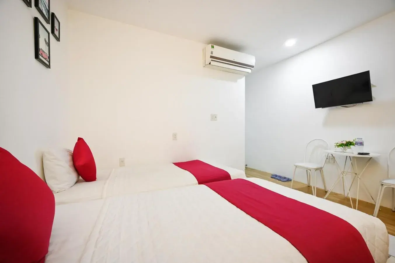 Bed in Phu Gia Hotel 193 Nguyen Thai Hoc Street